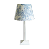Lampe design en bois patiné avec son abat-jour en toile de Jouy