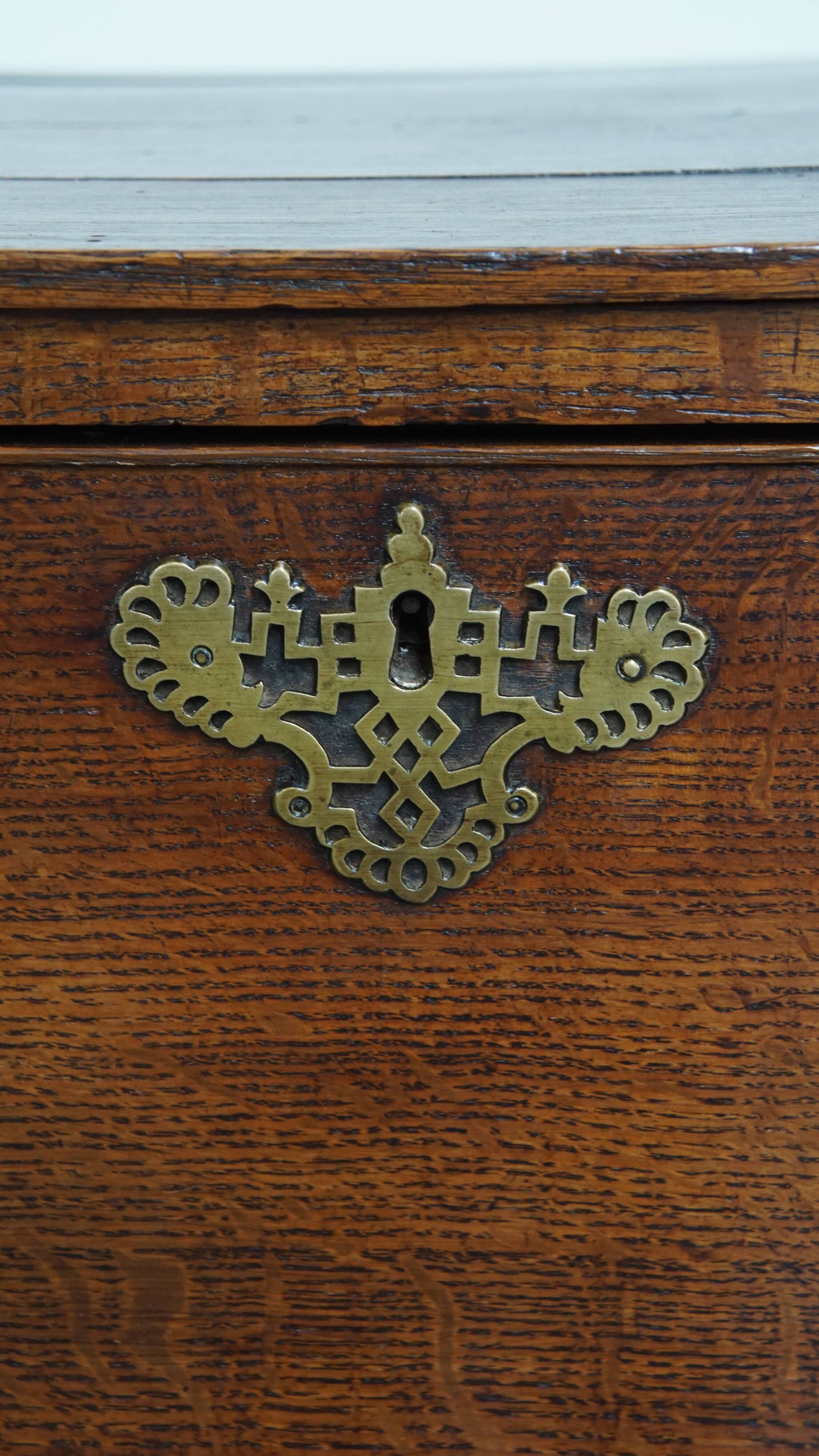 Commode anglaise ancienne du XVIIIe siècle à 3 tiroirs