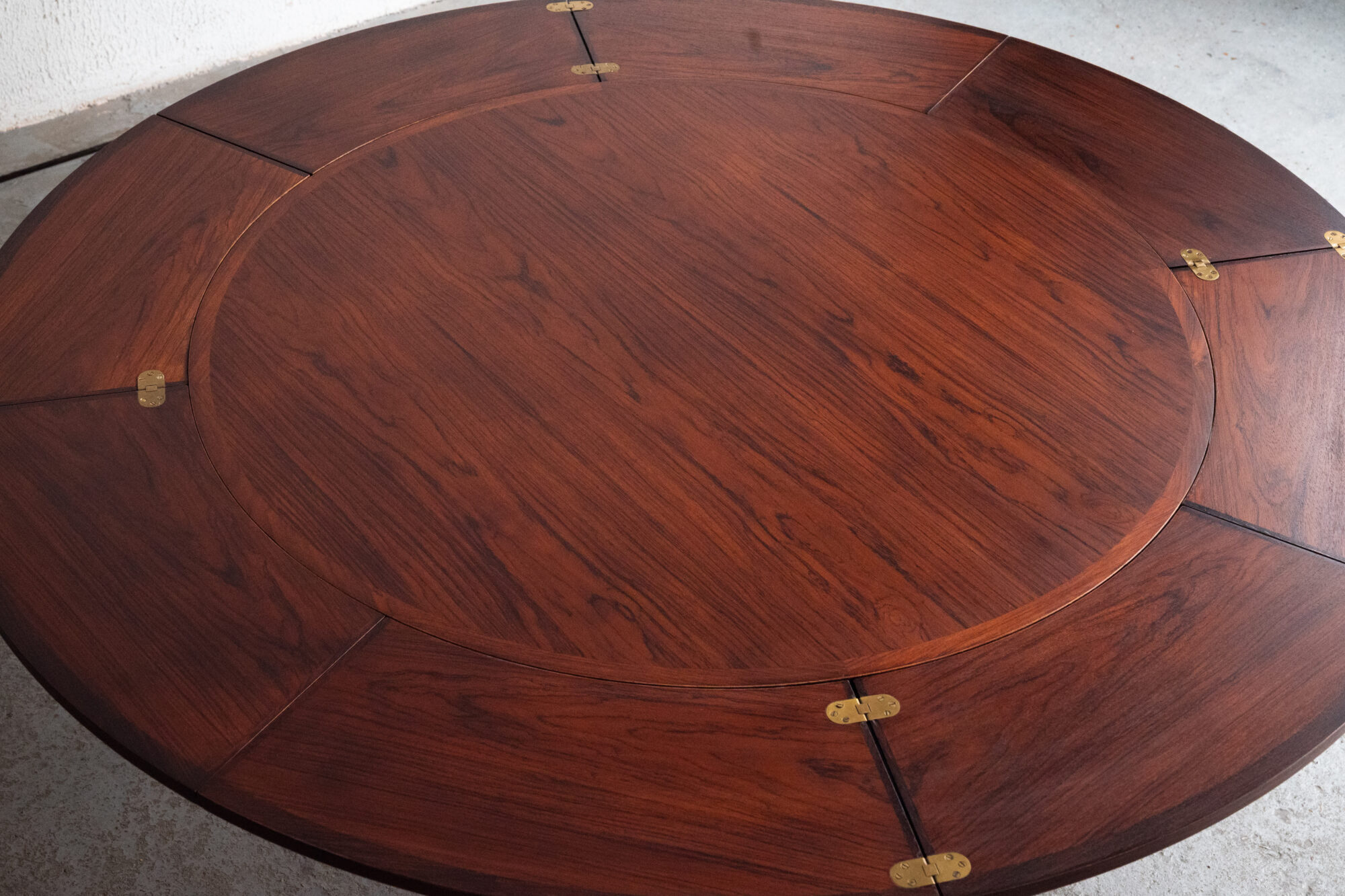 Dining table 'Lotus' by Dyrlund