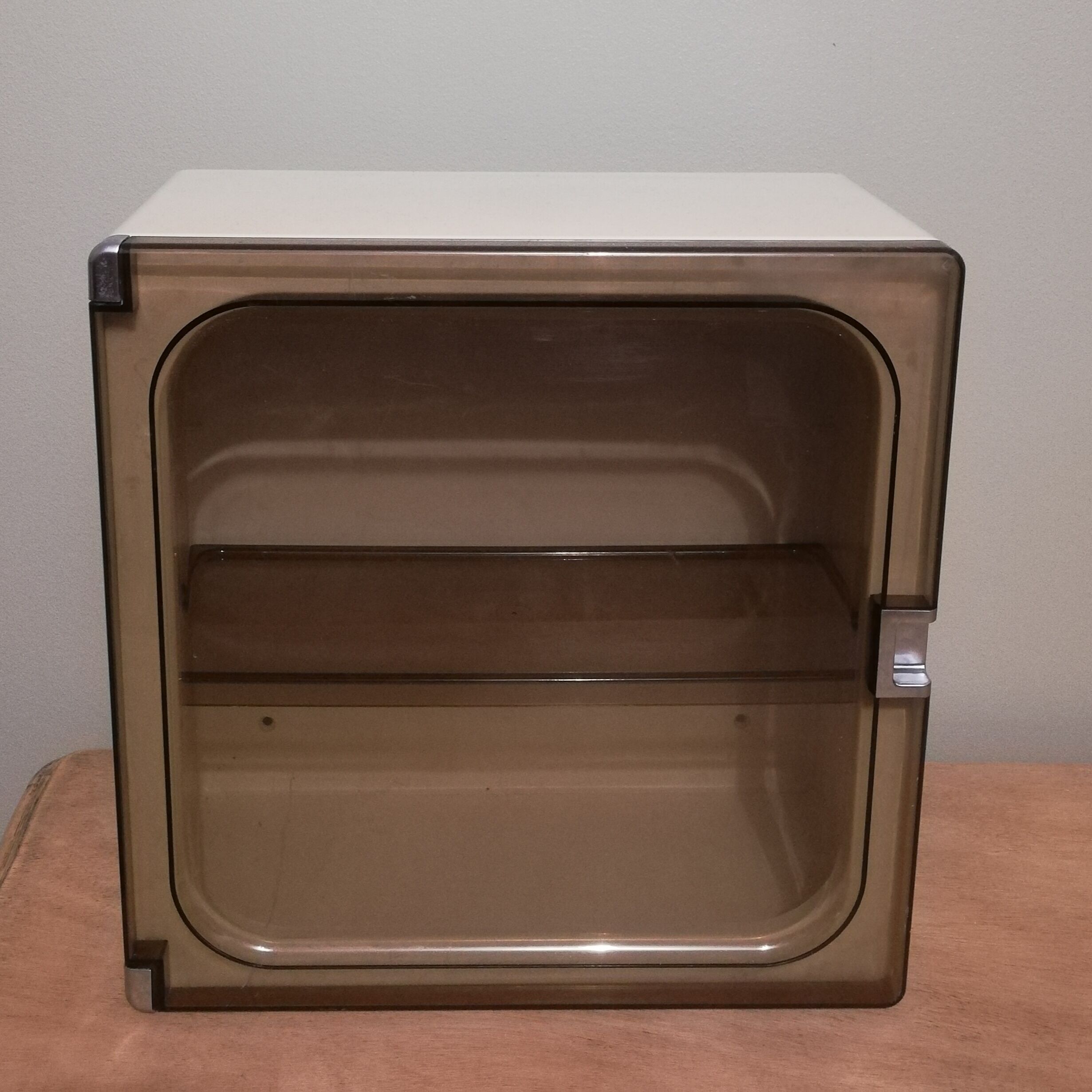 Vintage medicine cabinet in Bakelite and Plexiglas