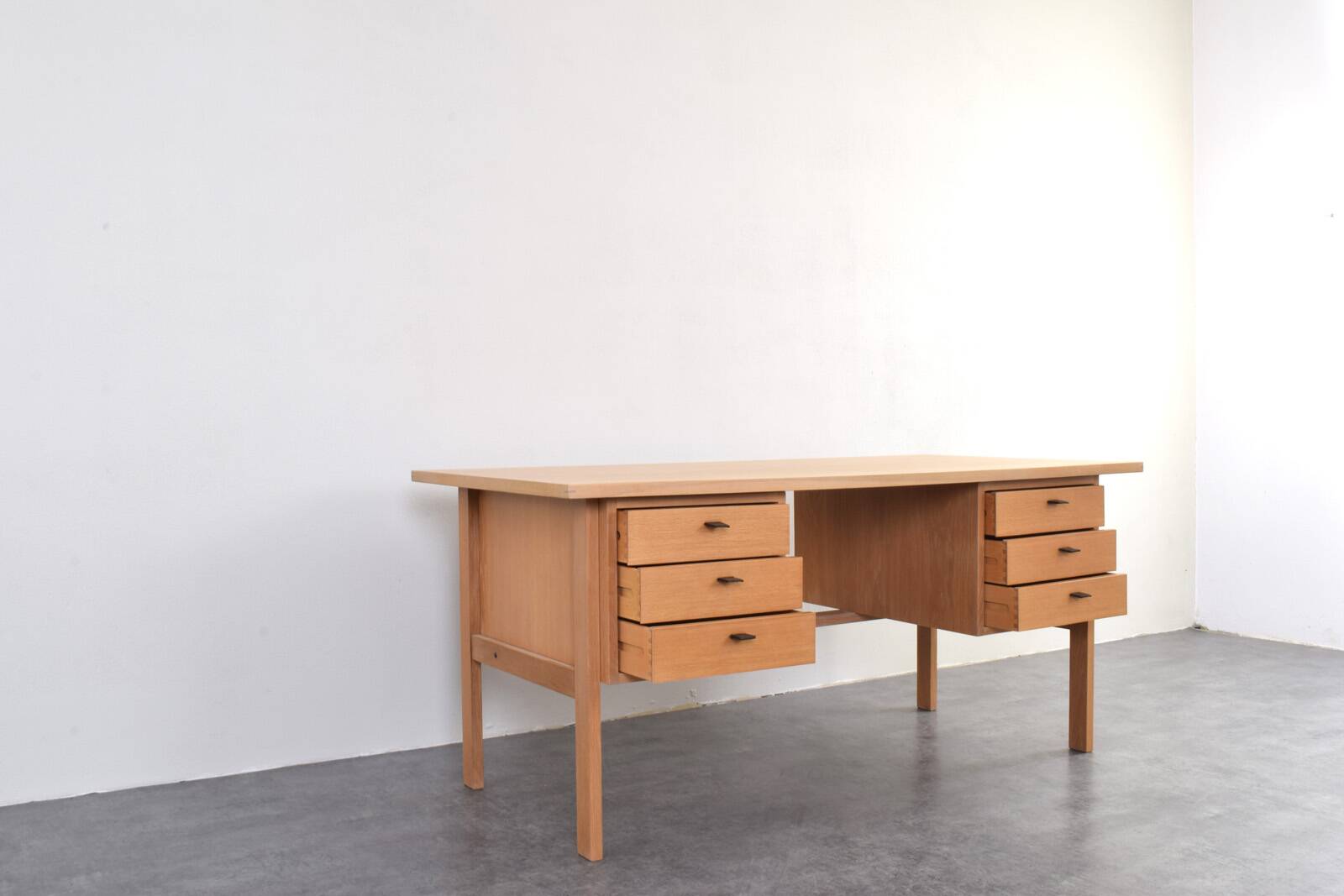 Mid-century oak desk by Svend Åge Madsen for Sigurd Hansen, 1960s.