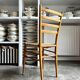 Chaise en bois clair et paille