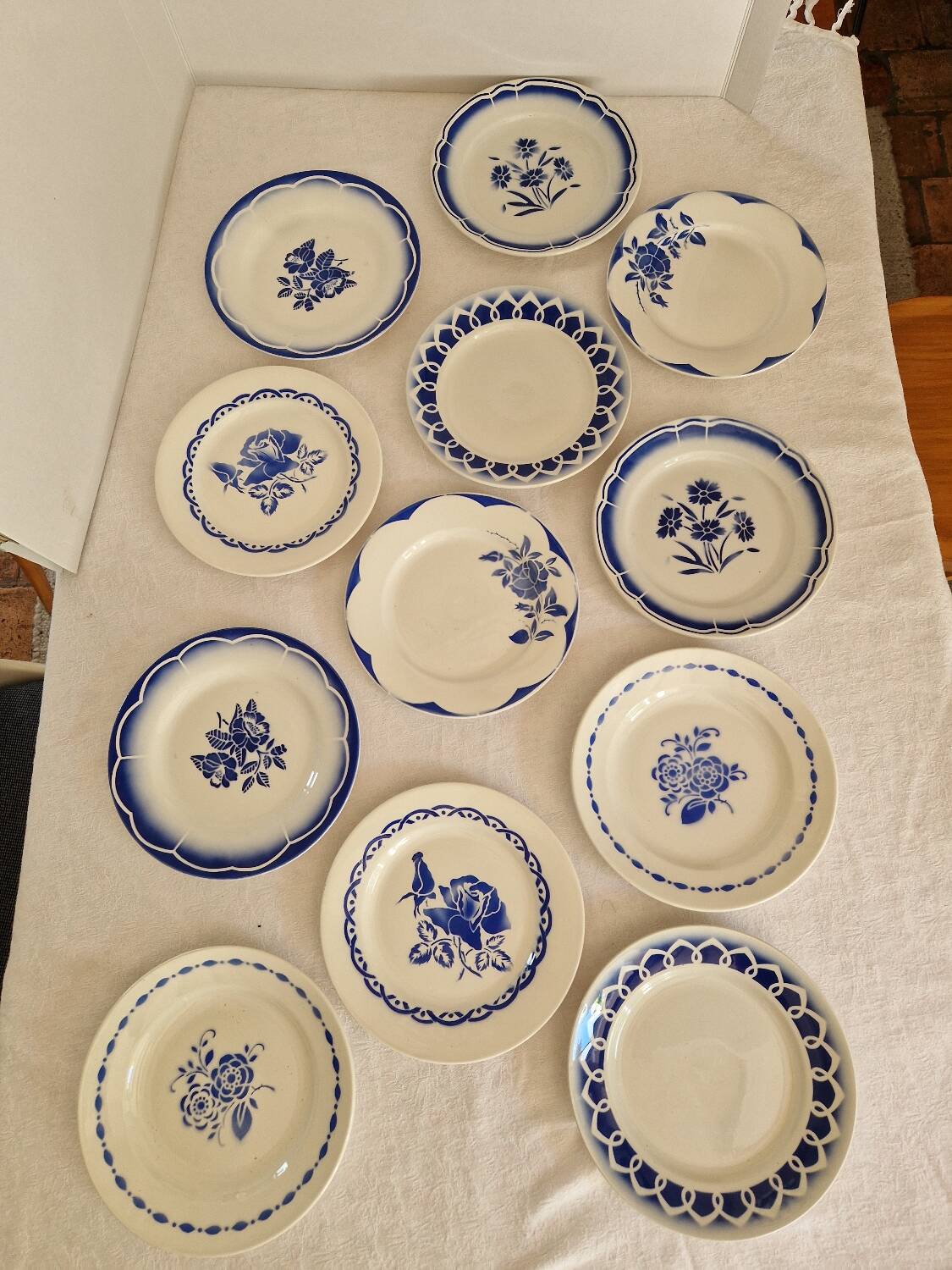 Set of 12 mismatched dinner plates