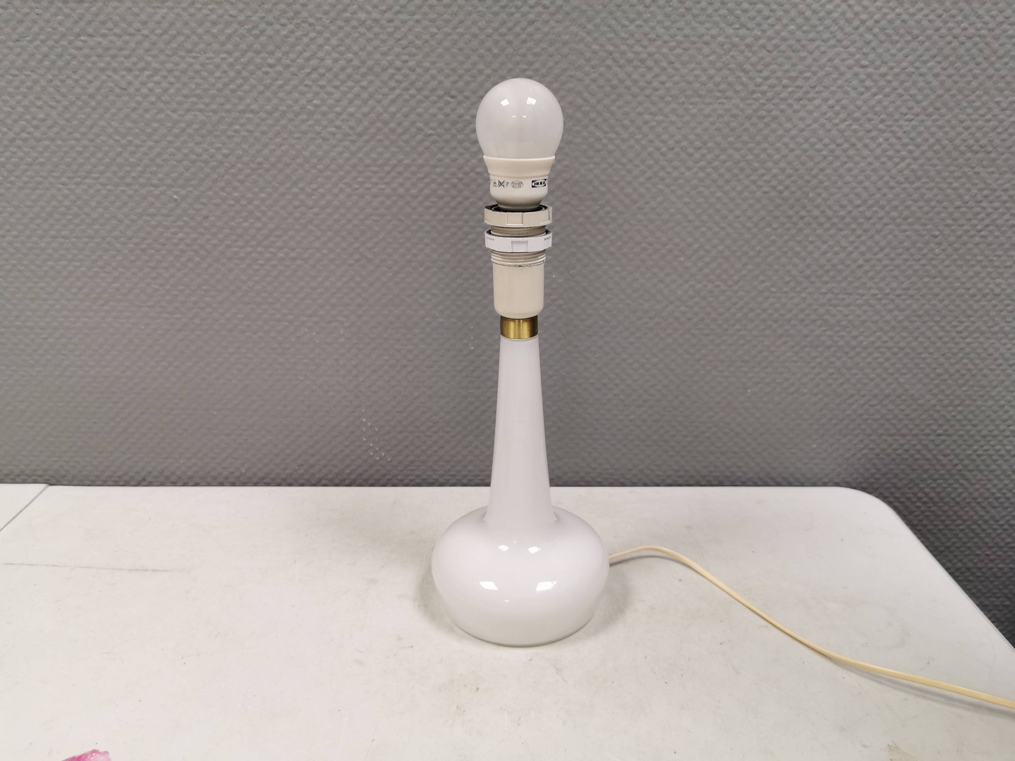 Lampe de table Le Klint, verre opalin blanc laiteux, dessus en laiton, modèle 311