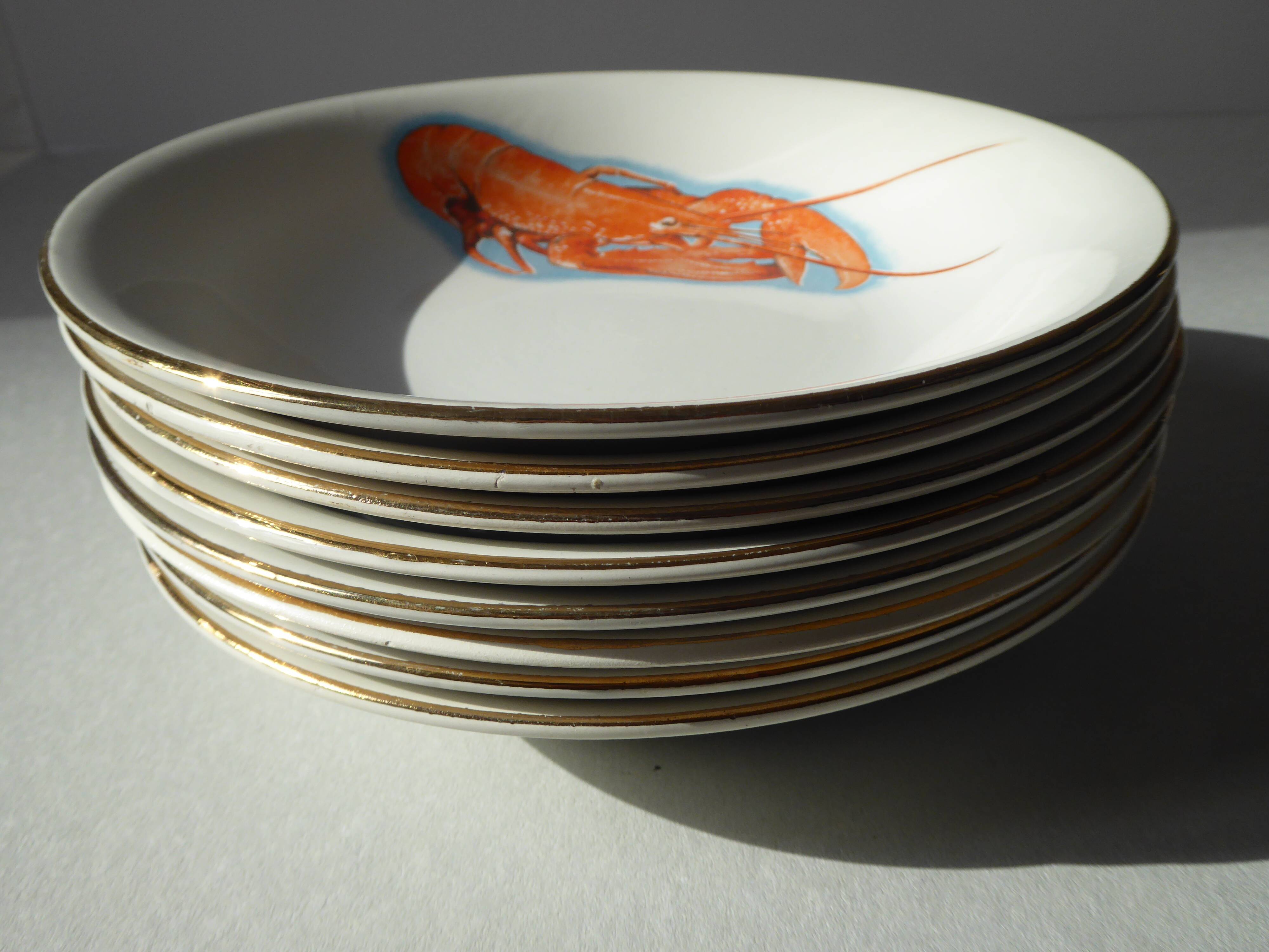Huit assiettes creuses en faïence à décor de Homards