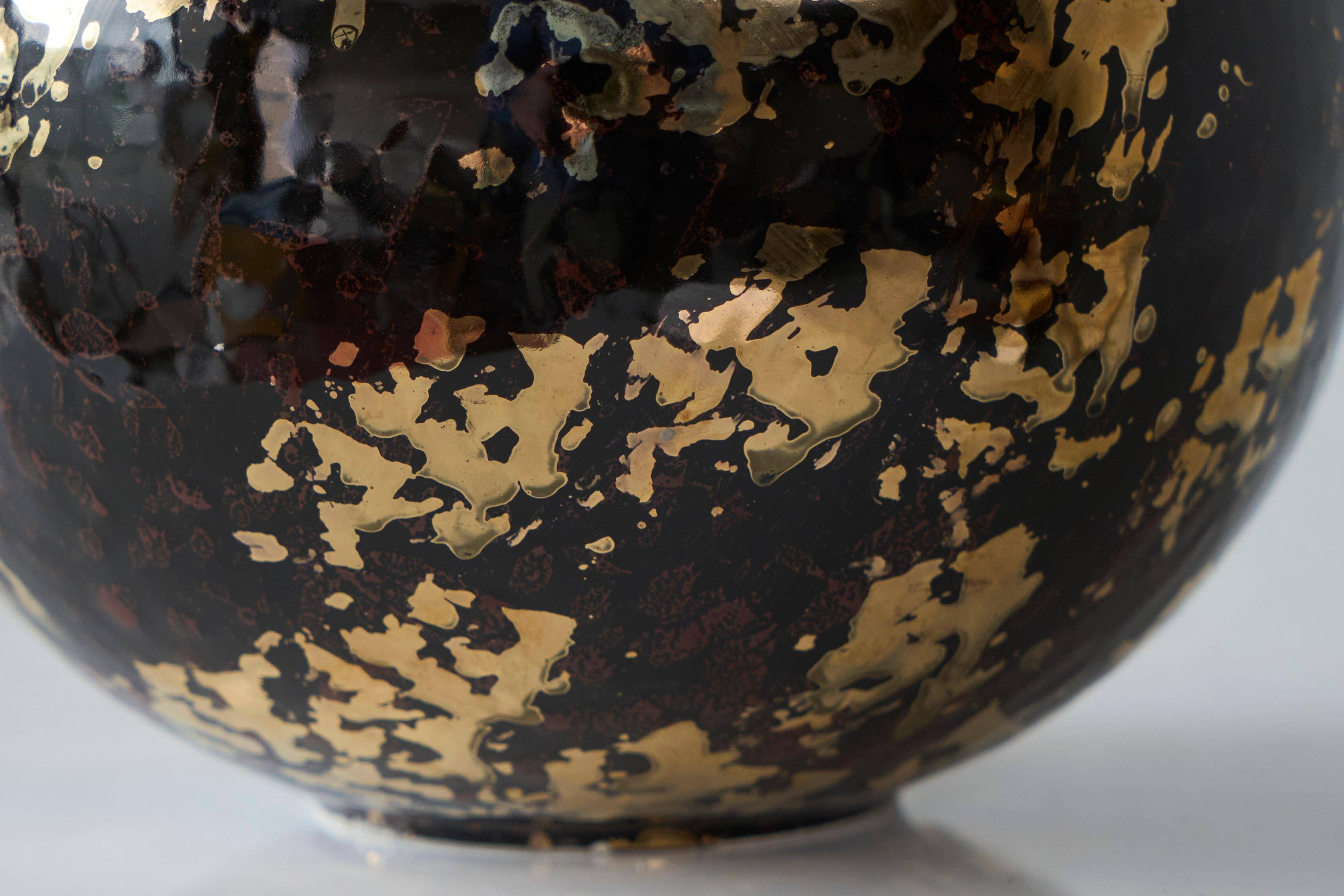Art Deco vase in Italian ceramic with gold glitter from the 1940s.