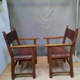 Paire de fauteuils style médiéval en cuir