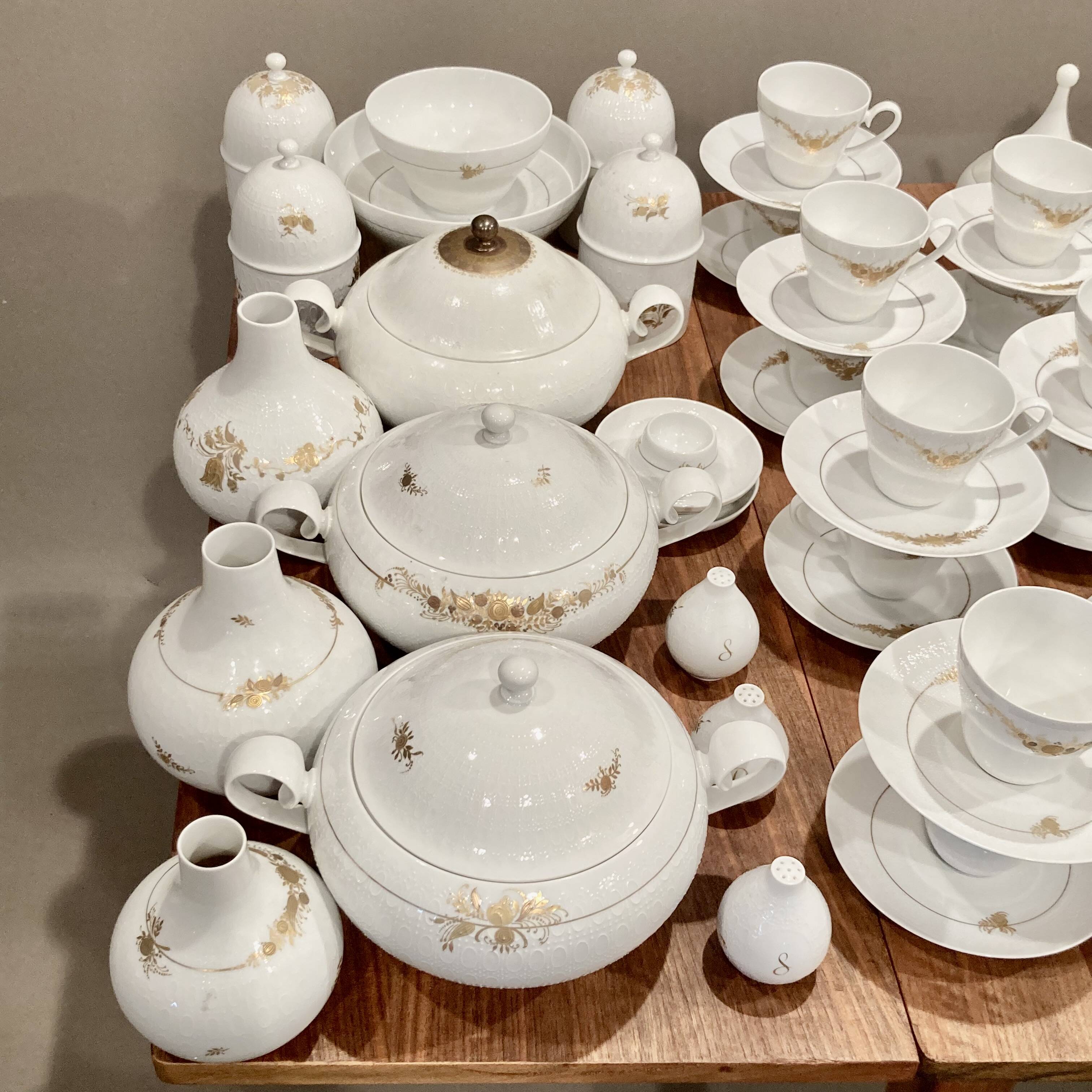 145-piece porcelain service, "bjorn winnblad" design, 1950.