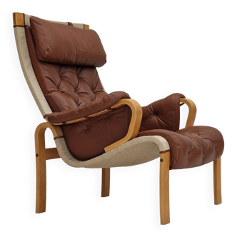1970-80s, Danish design by Jeki Møbler, armchair in leather, beech bent wood.
