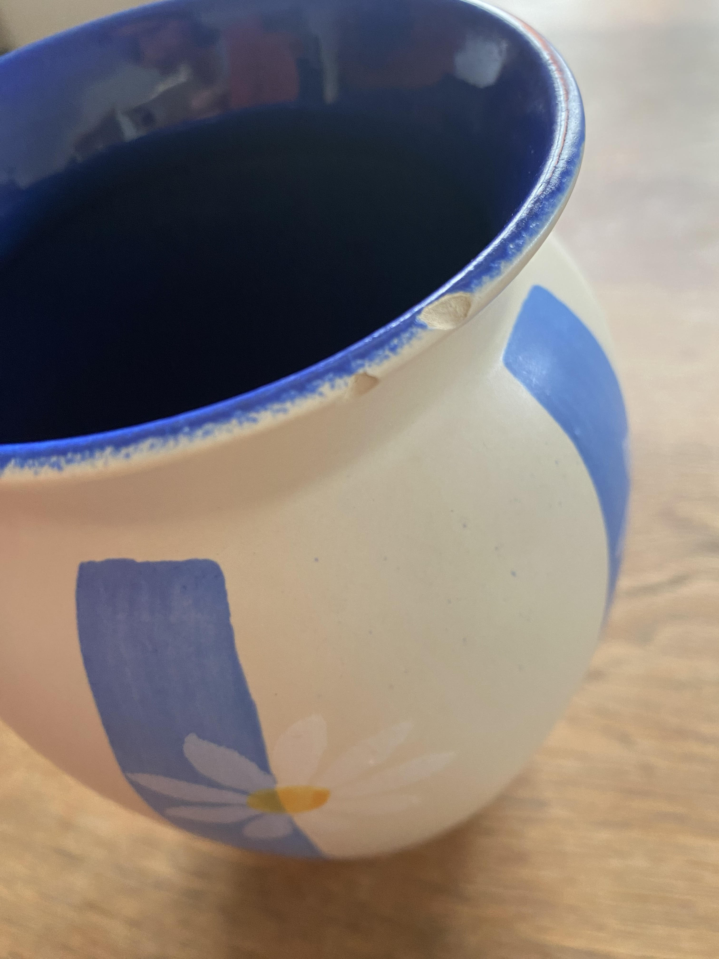 Flowered vase daisies