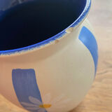 Flowered vase daisies