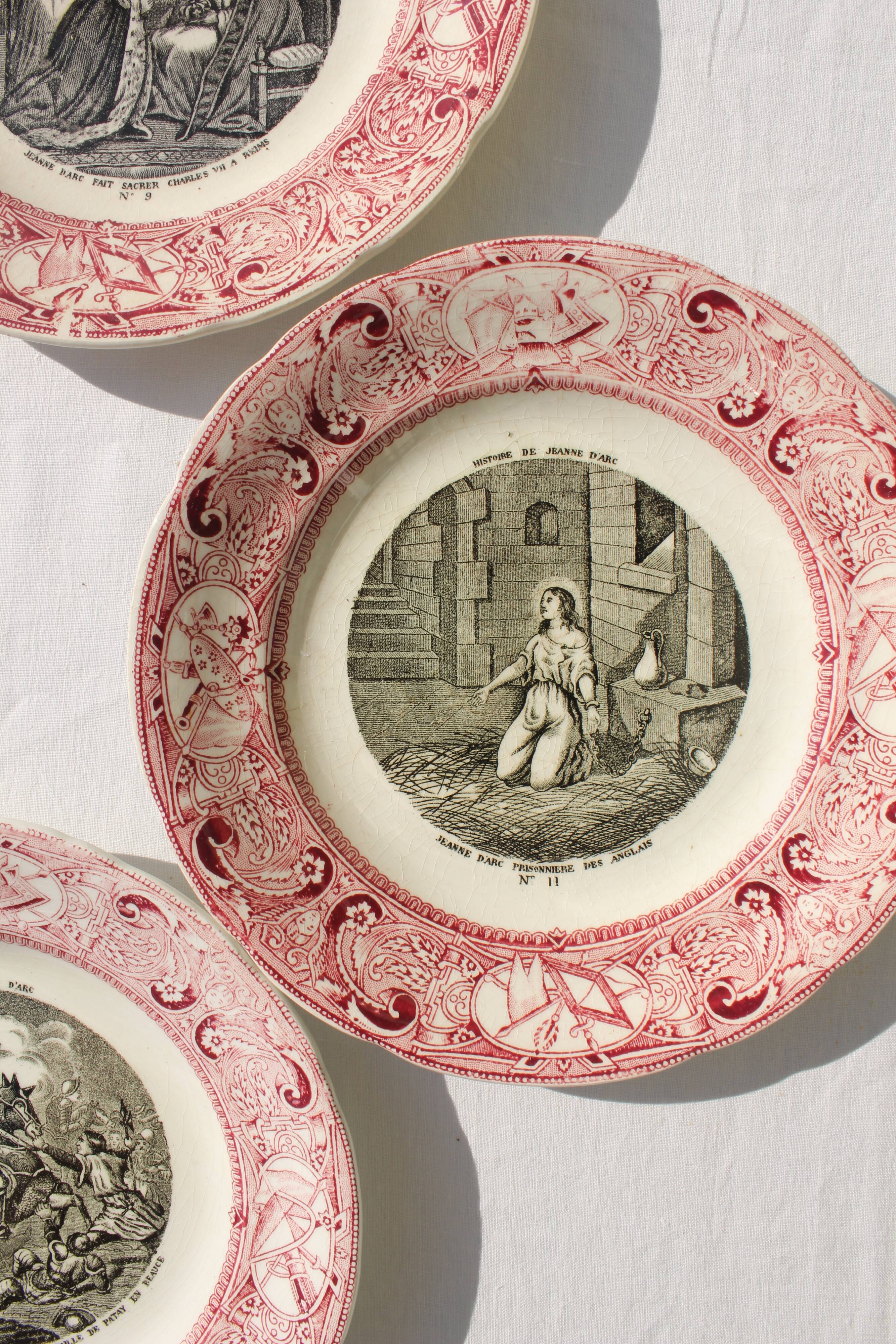 Lot de 3 assiettes parlantes Jeanne d'Arc, Porcelaine opaque de Gien