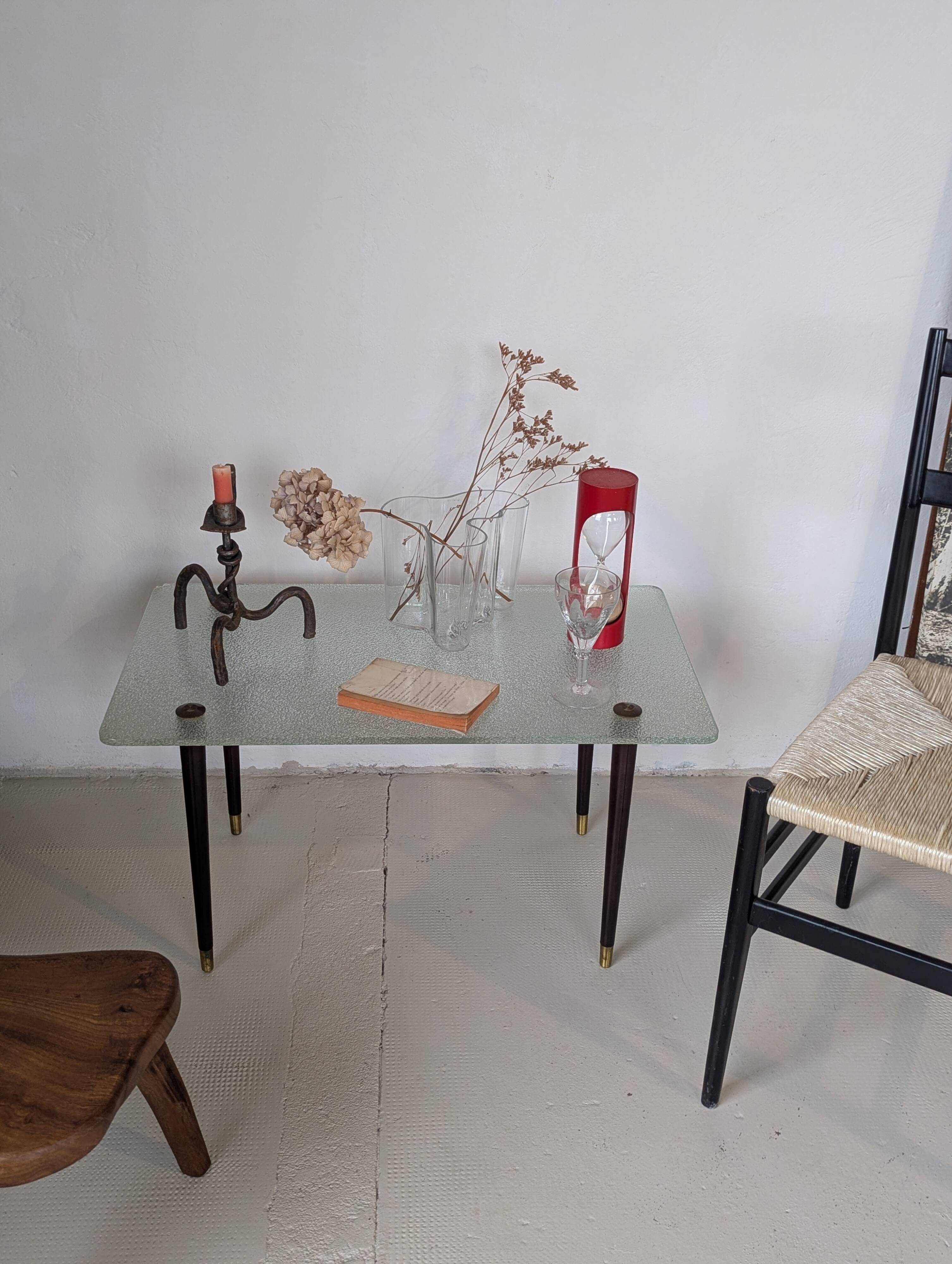 Table basse vintage en bois, verre et laiton