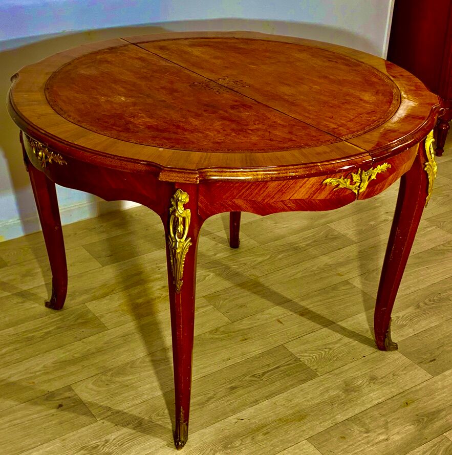 Round table style louis xv, marquetry of rosewood, possibility of extensions.
