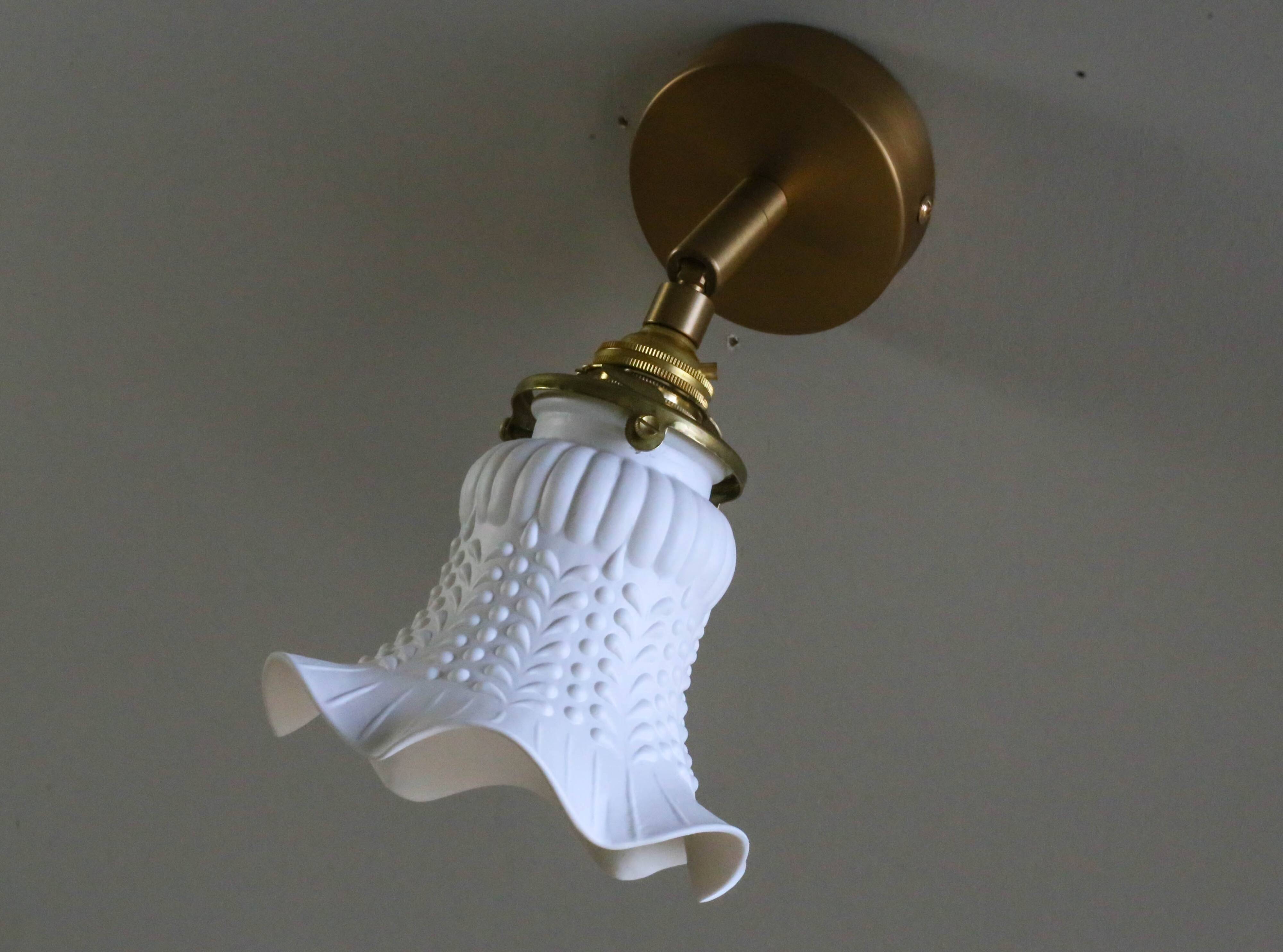 Antique wall light in white painted glass - metal support