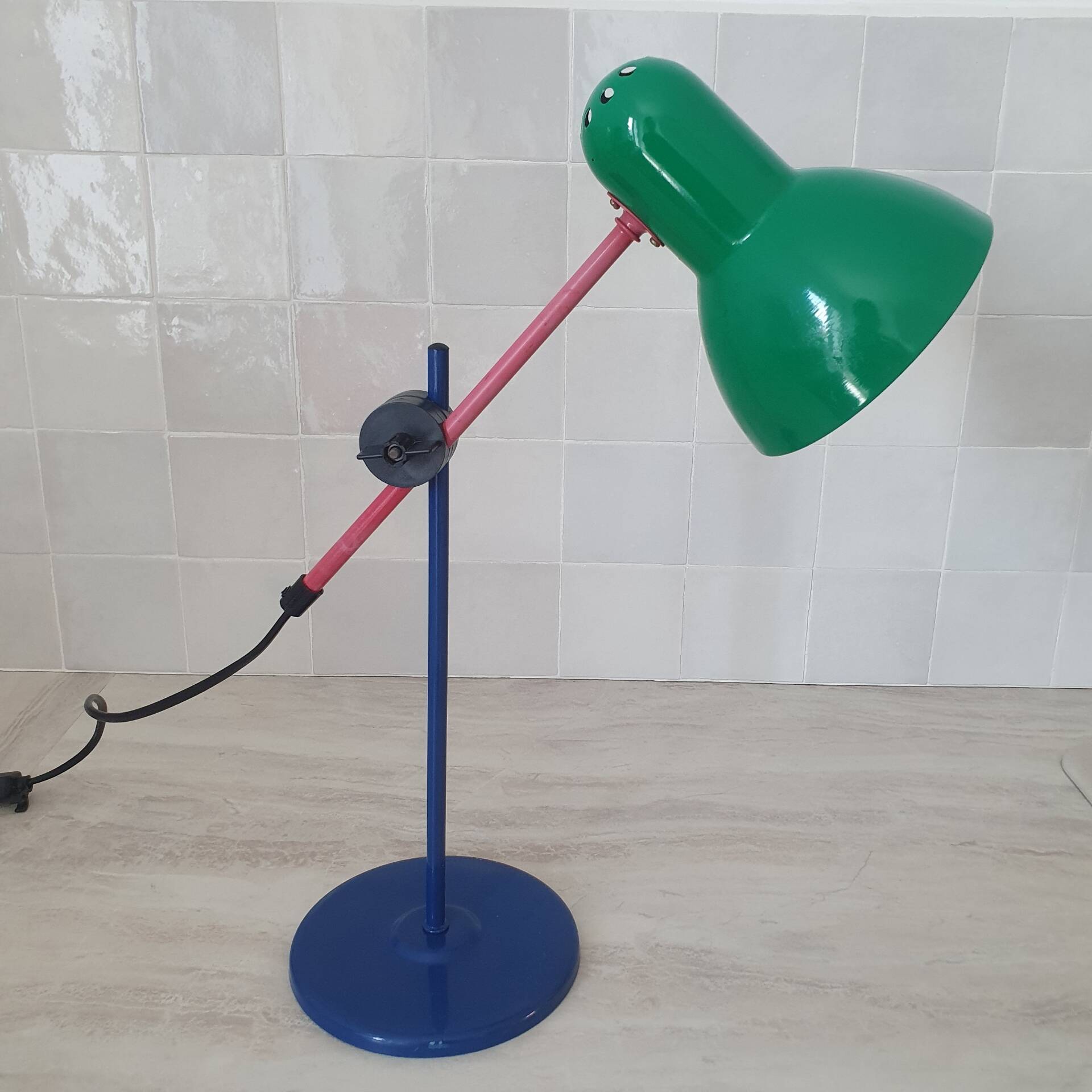 Lampe de bureau style Memphis bleu rouge vert