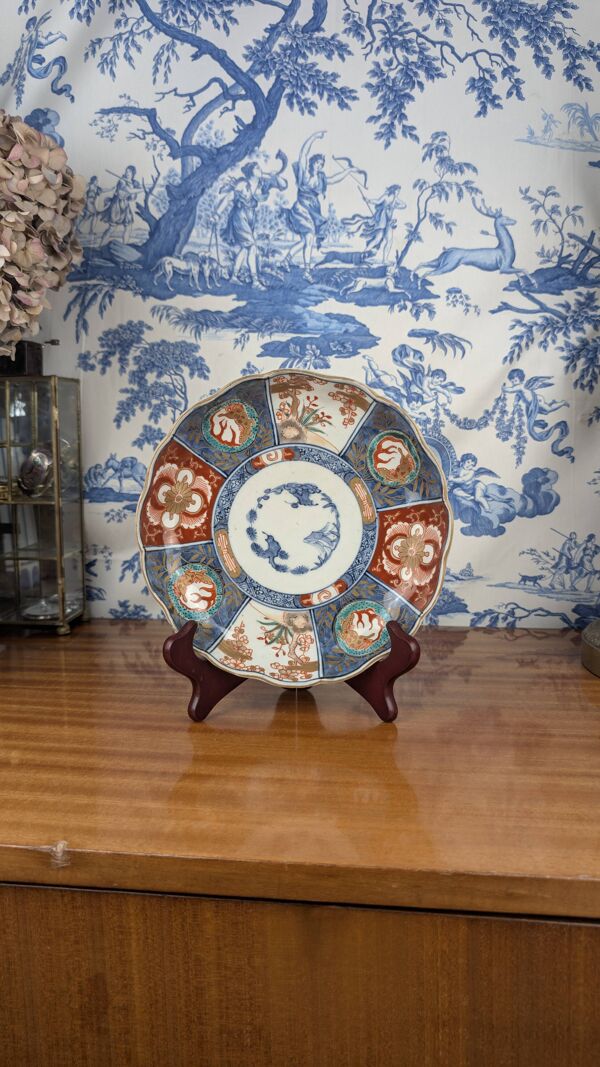 Assiette en porcelaine Imari signée à décor japonisant lacustre et biche, XIXème s.