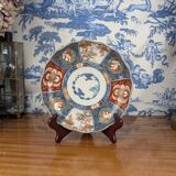Assiette en porcelaine Imari signée à décor japonisant lacustre et biche, XIXème s.
