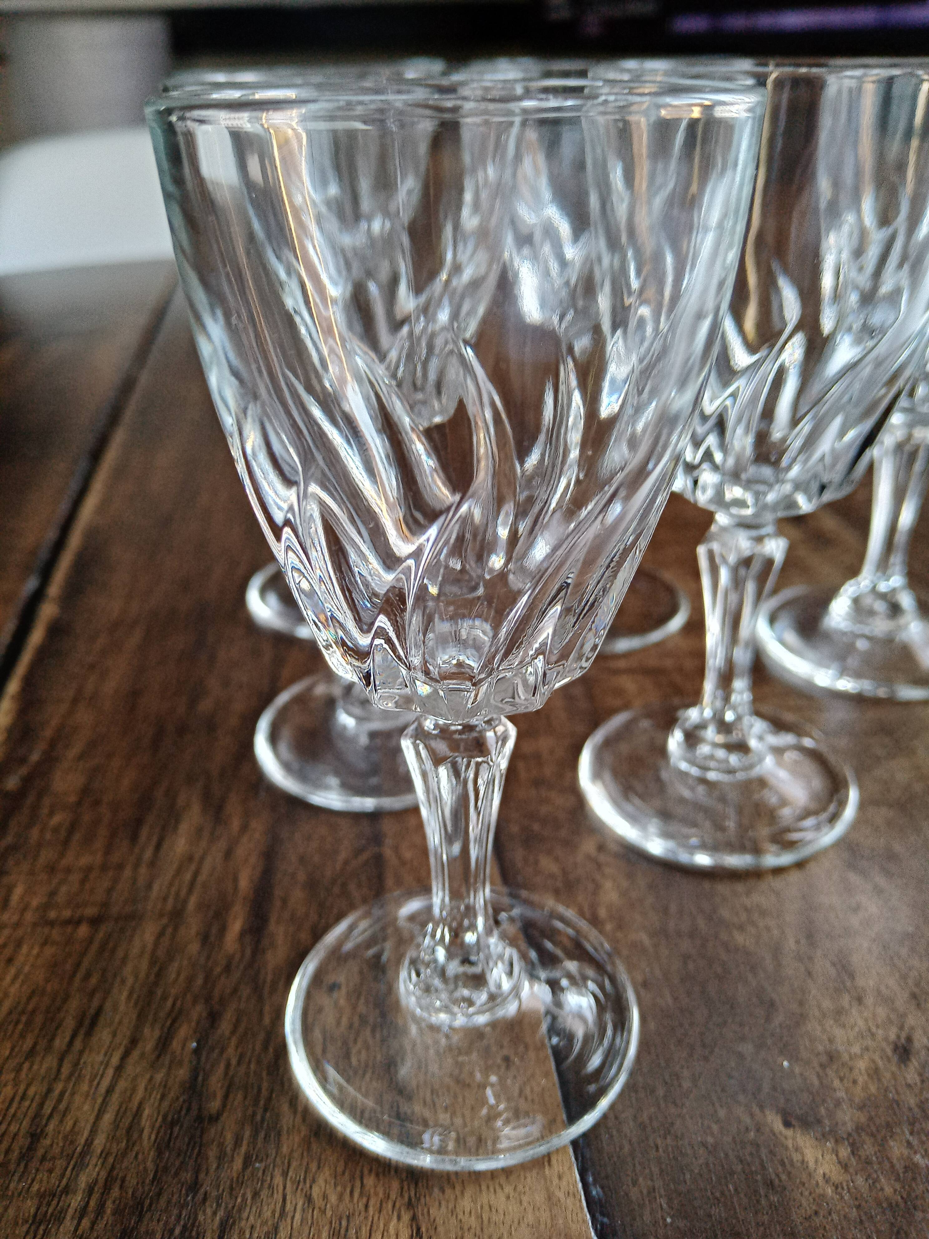 Lot de 6 verres à liqueur ou à porto sur pied vintage en verre moulé