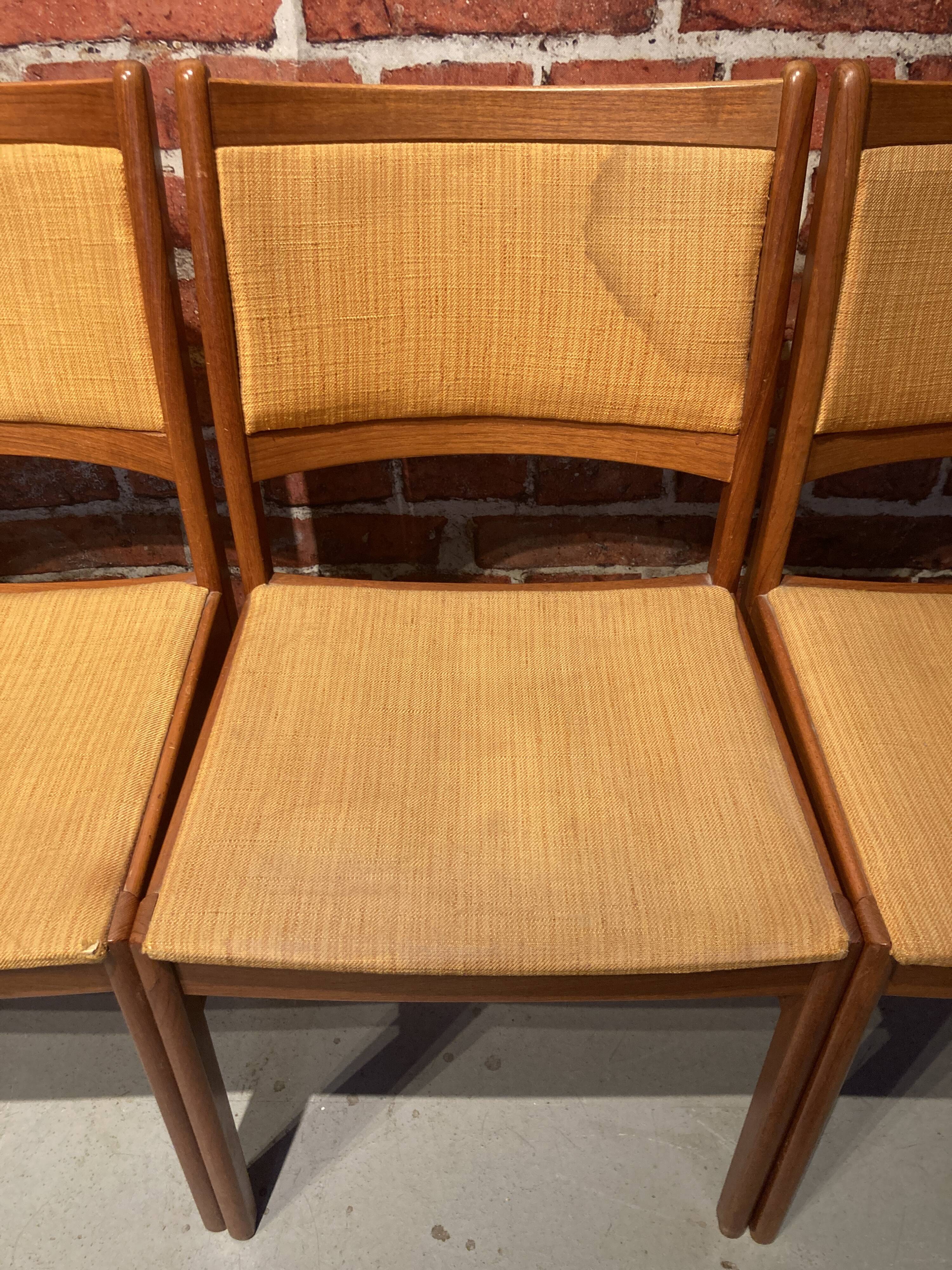 Set of 6 wooden chairs