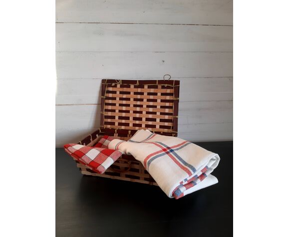 Tablecloth and towels