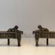 Paire de chenets d'époque Empire en bronze représentant des lions allongés