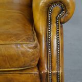 Fauteuil confortable de style anglais en cuir jaune de grande taille avec une finition soignée et des clous décoratifs