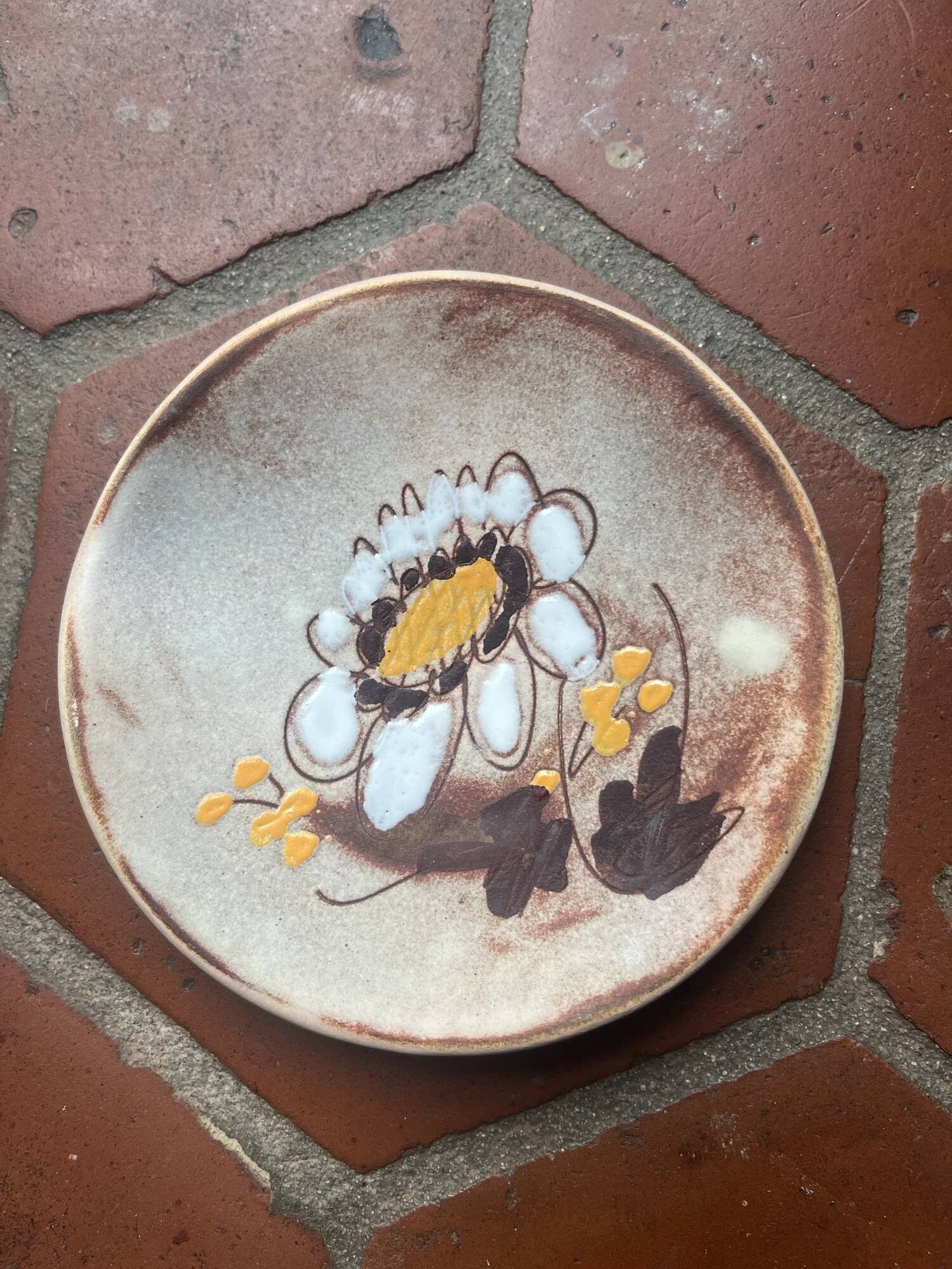 2 small Vallauris plates signed by Fonck and Mateo.