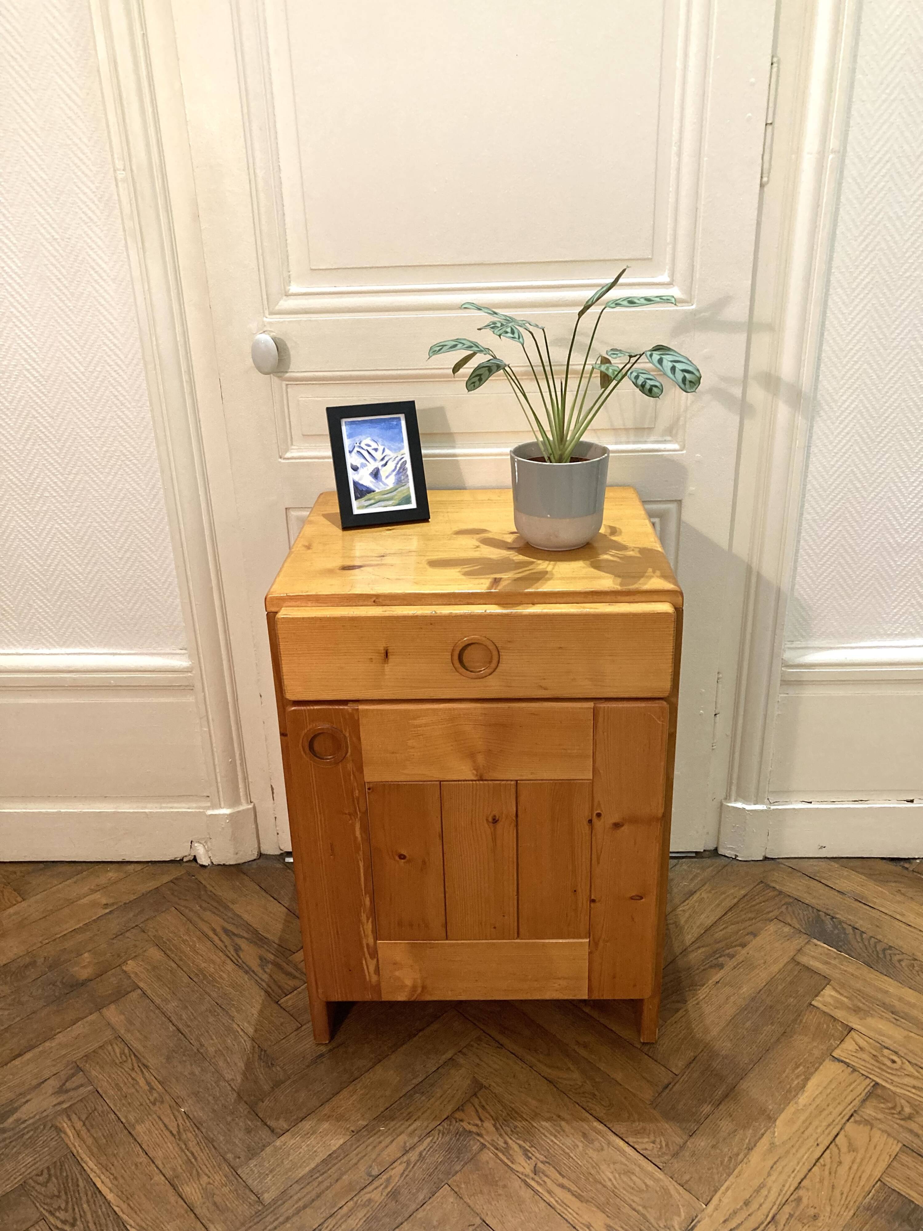 Bedside table / small chest of drawers in pine by Charlotte Perriand, Les Arcs