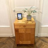 Bedside table / small chest of drawers in pine by Charlotte Perriand, Les Arcs