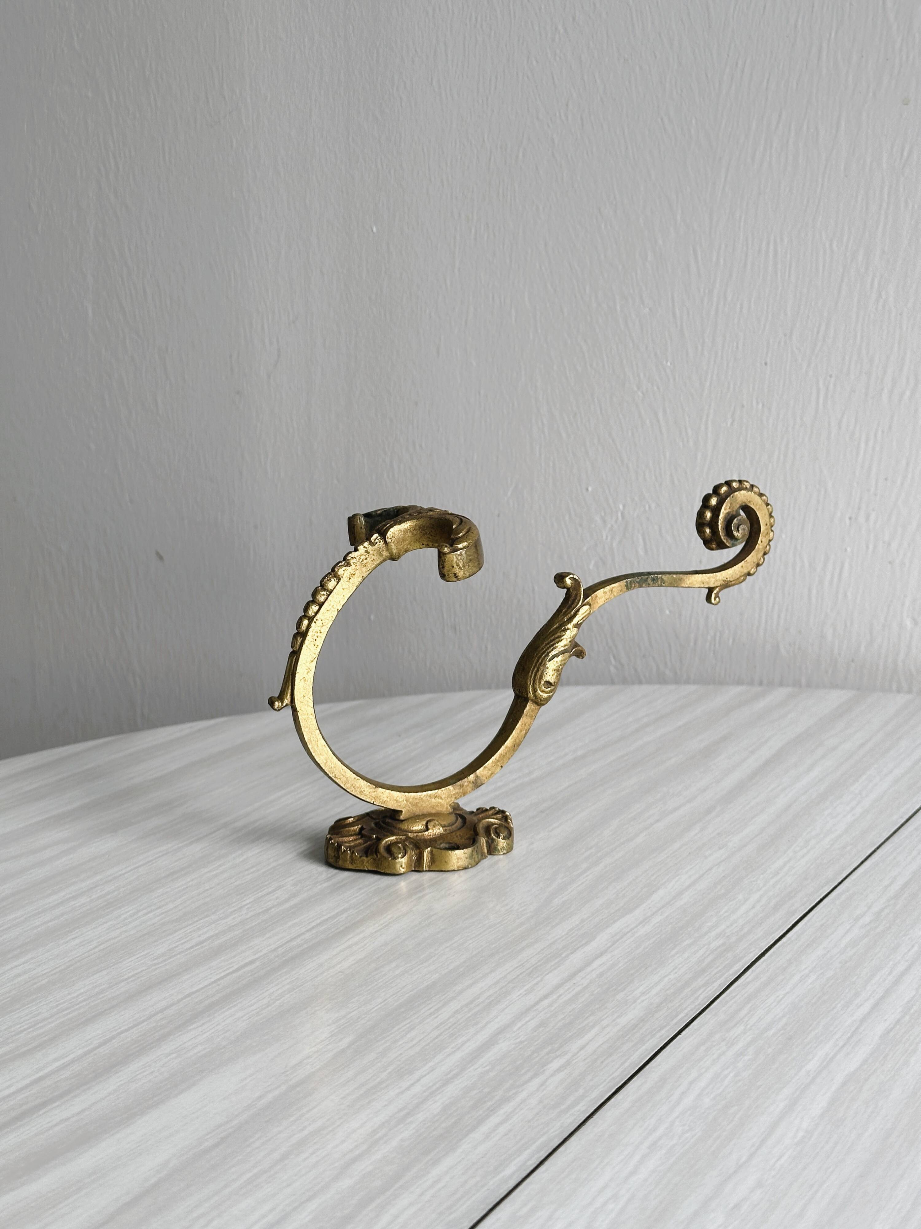 Patère murale en métal doré