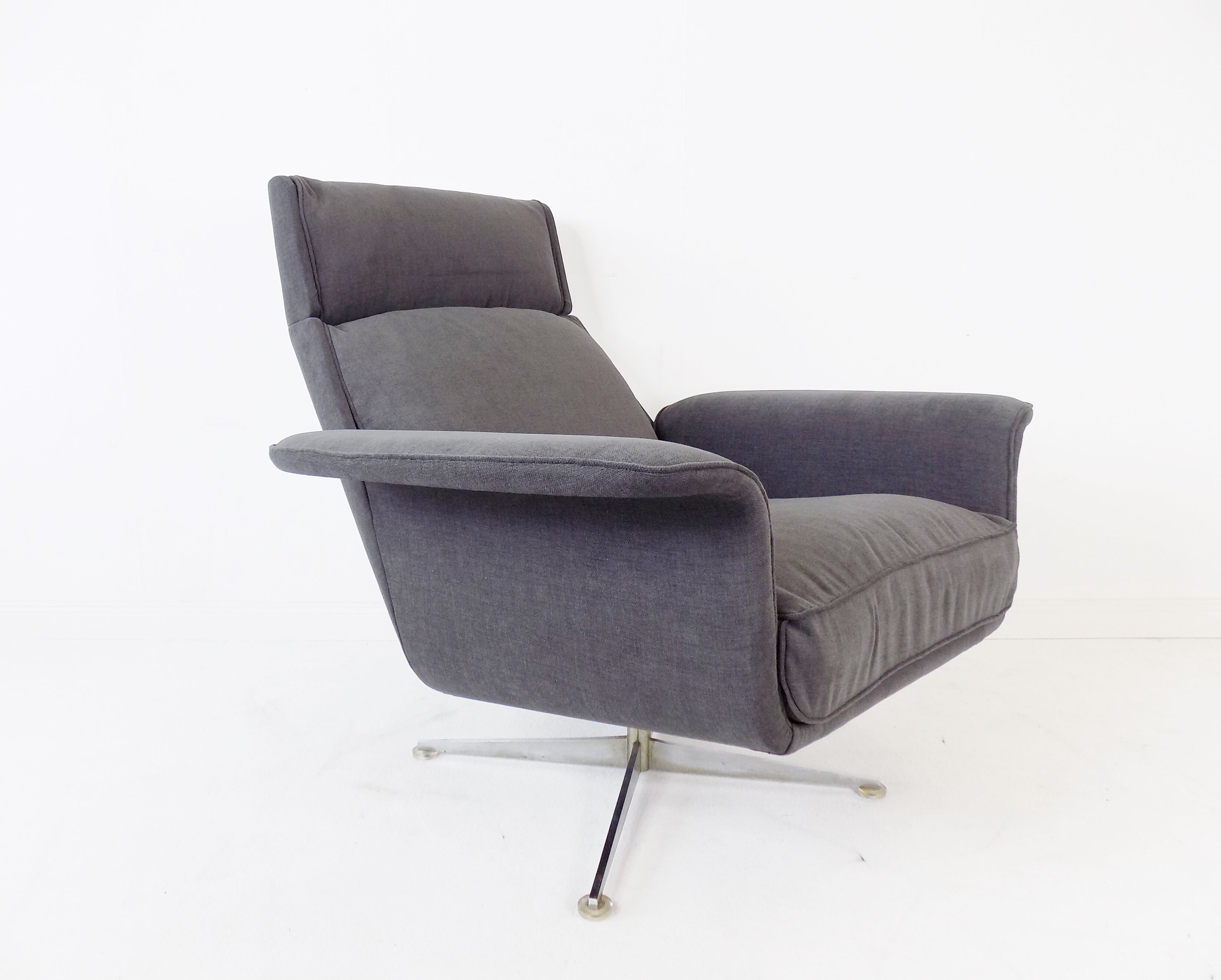 Fauteuil Kaufeld Siesta 62  grise avec pouf par Jacques Brule