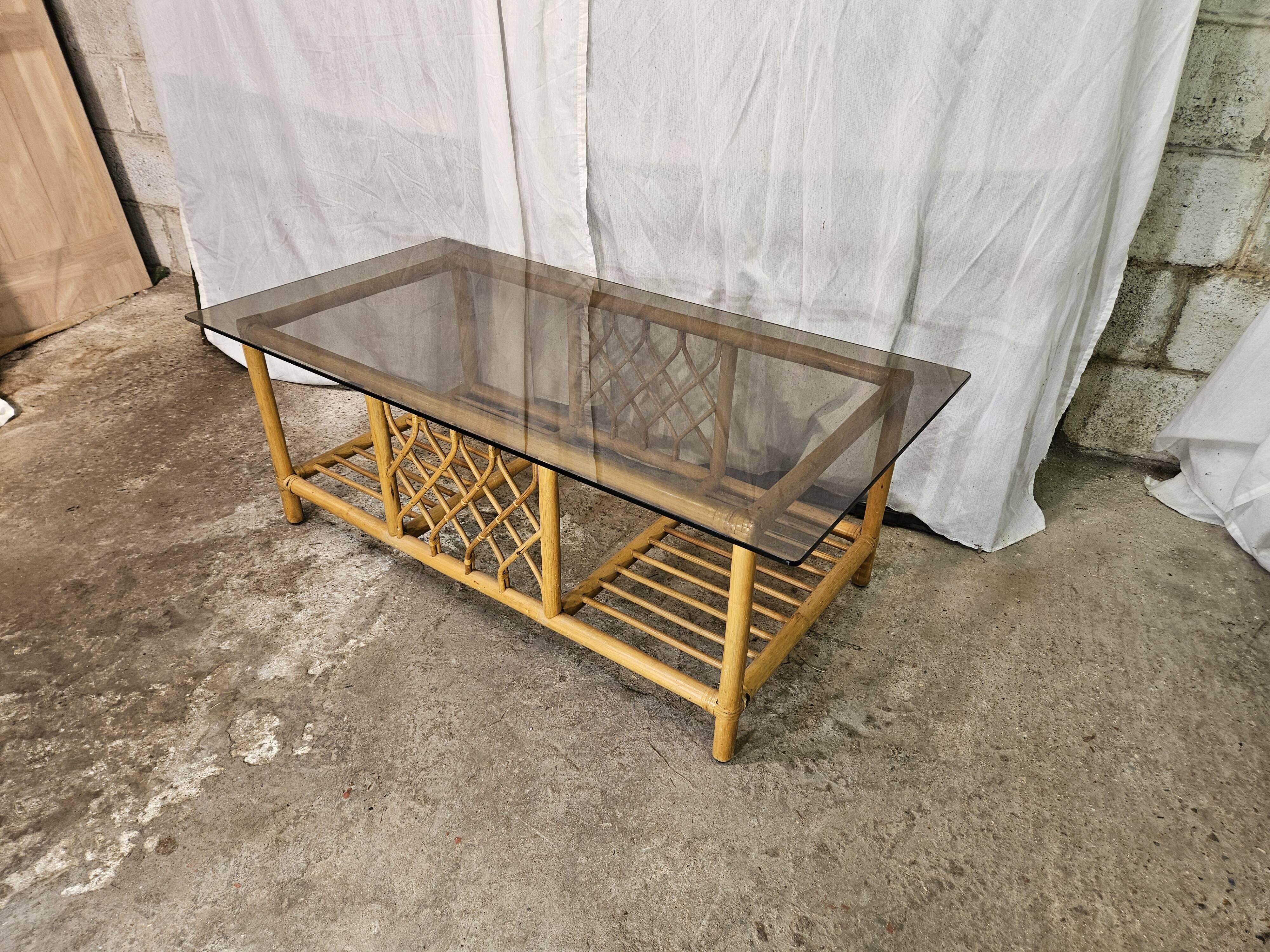 Table basse en rotin dessus verre fumé 1970