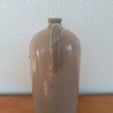 Bouteille ancienne en grès avec anse