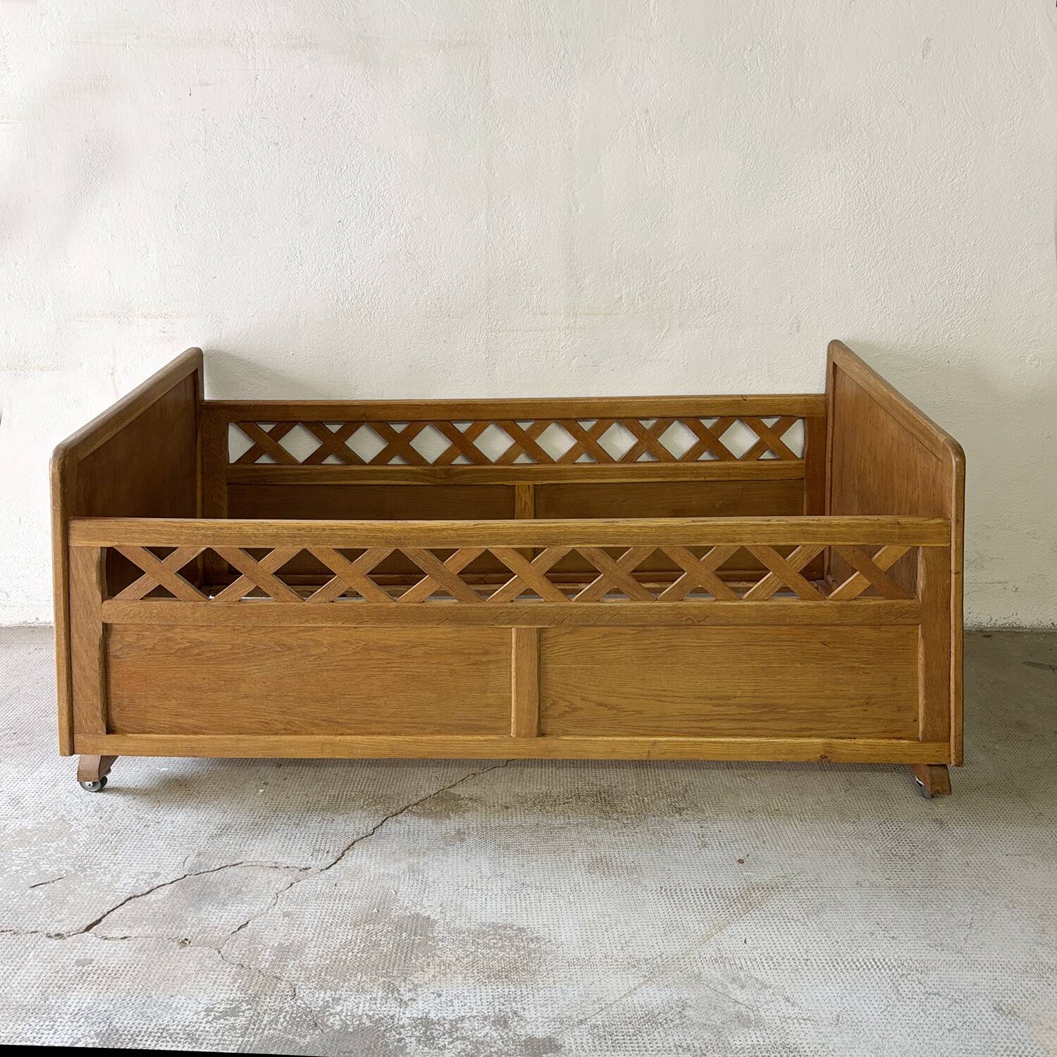 Vintage children's bed from the 50s/60s.