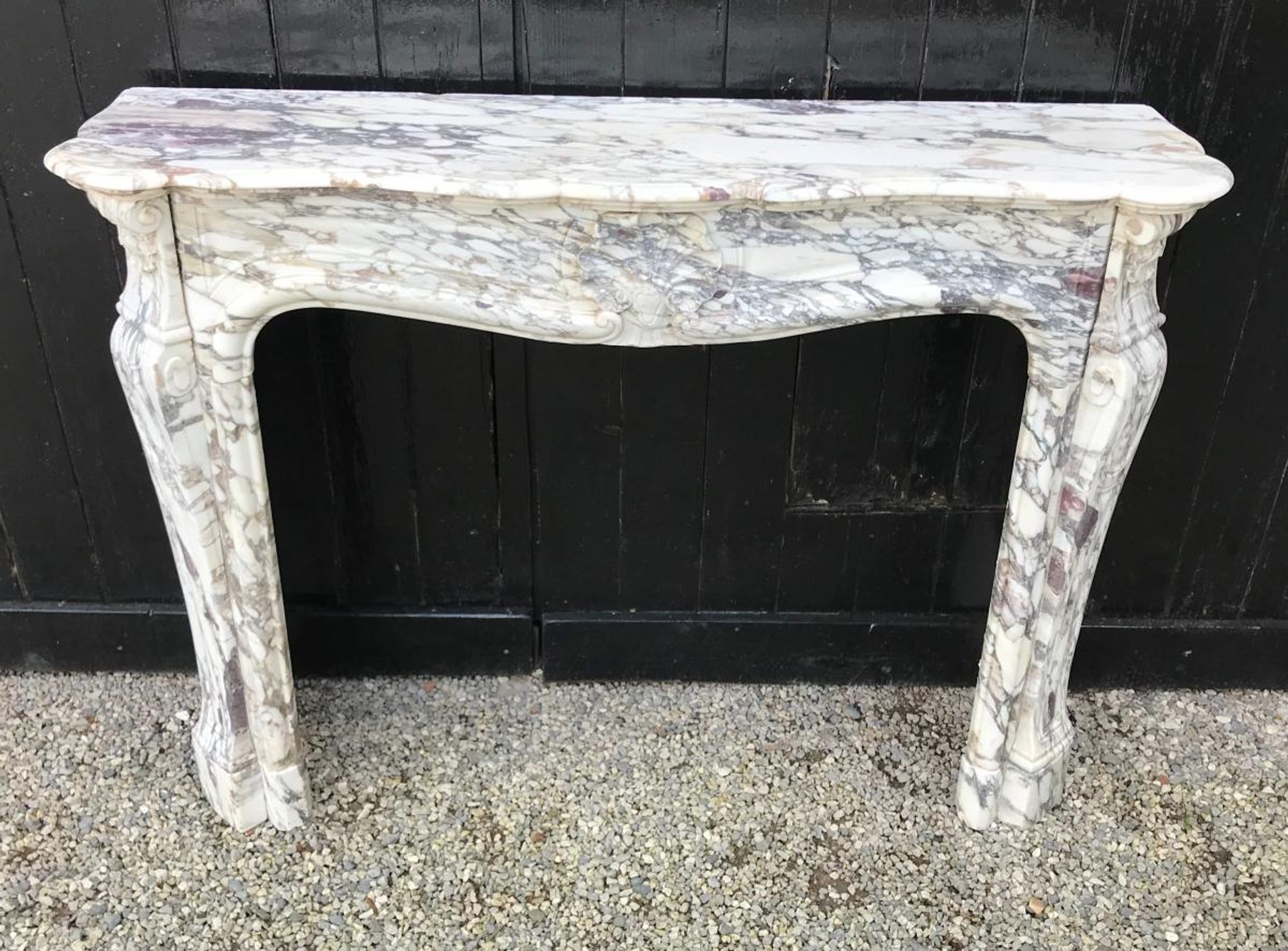 Cheminée en marbre brèche violette de style Louis XV