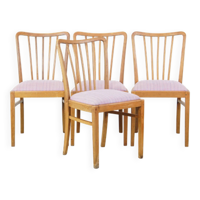Ensemble de quatre chaises de salle à manger des années 1970 avec assise en tissu et cadre en bois.