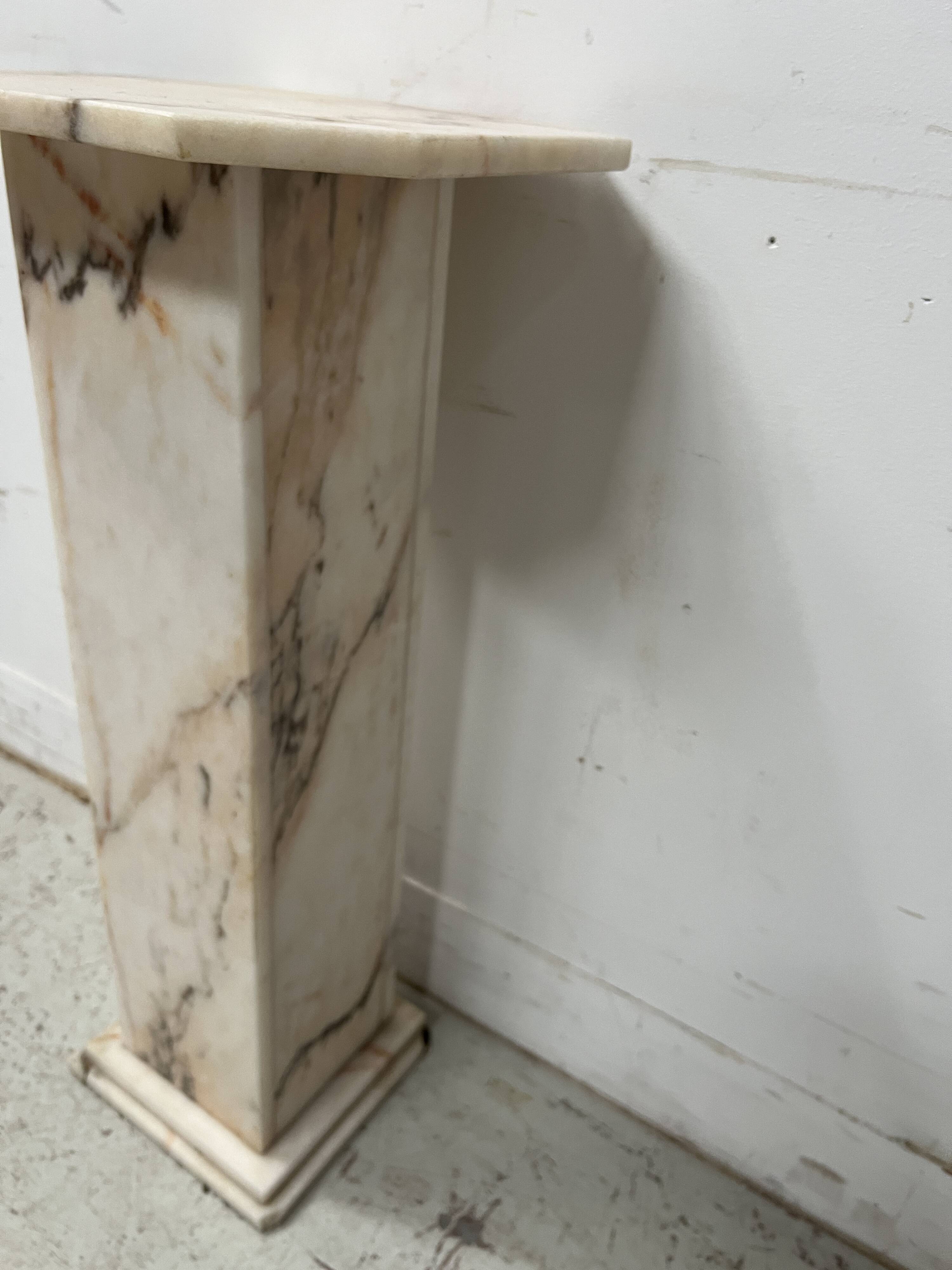 Veined marble presentation column, 20th century.