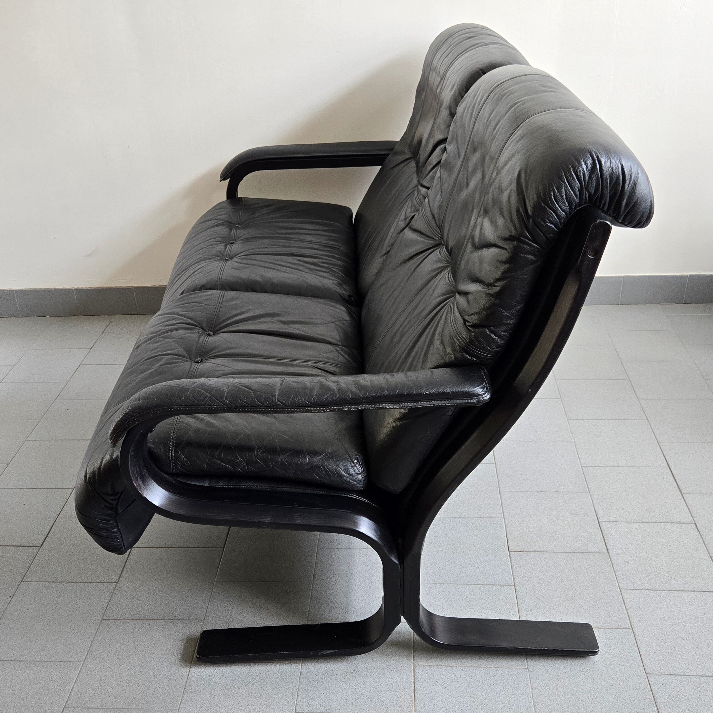 Scandinavian 2-seater sofa 1970s vintage in black leather and curved wood