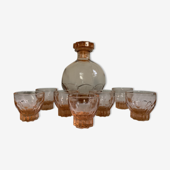 Carafe et verres en verre rose