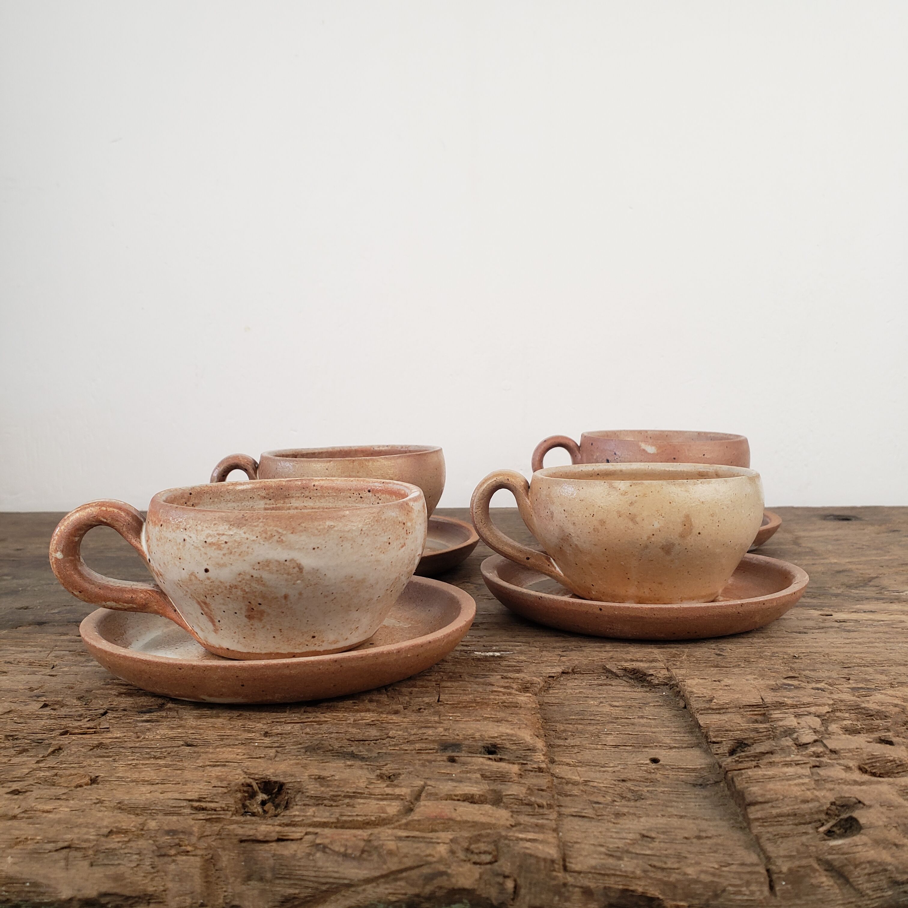 Tasses en grès avec soucoupes