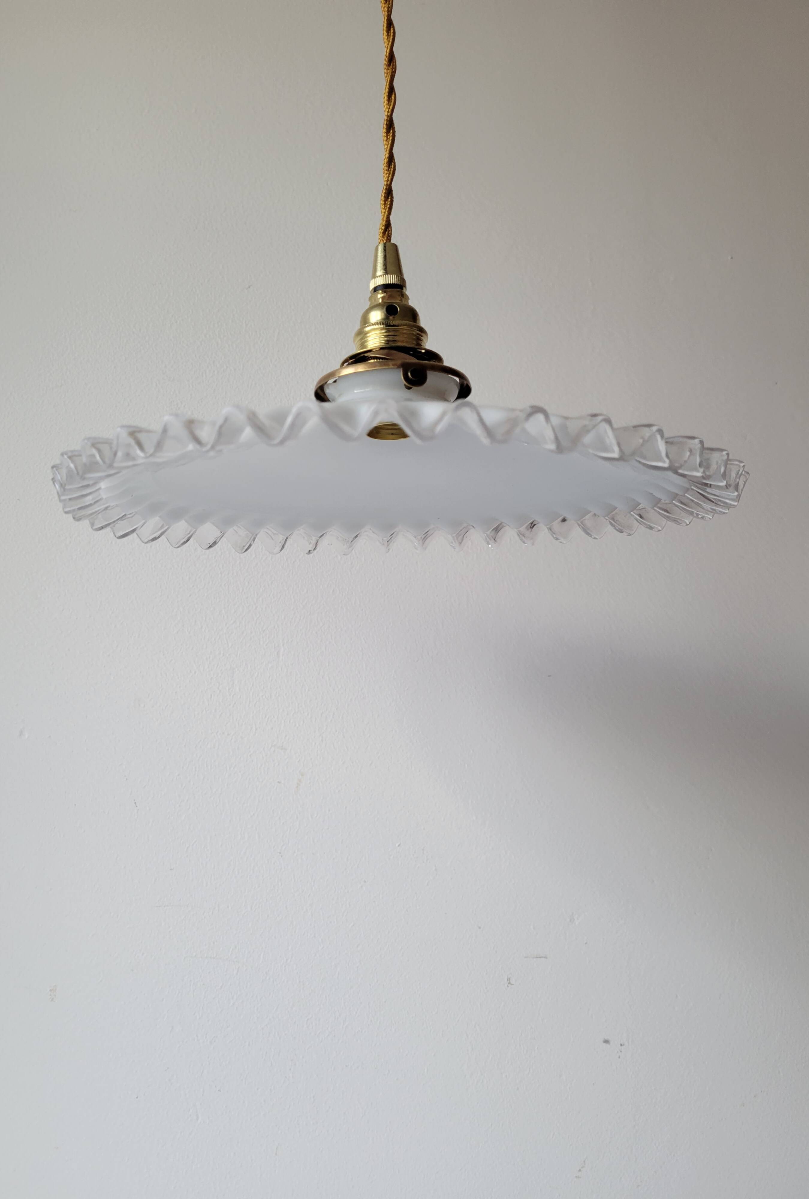 Suspension en opaline dentelée