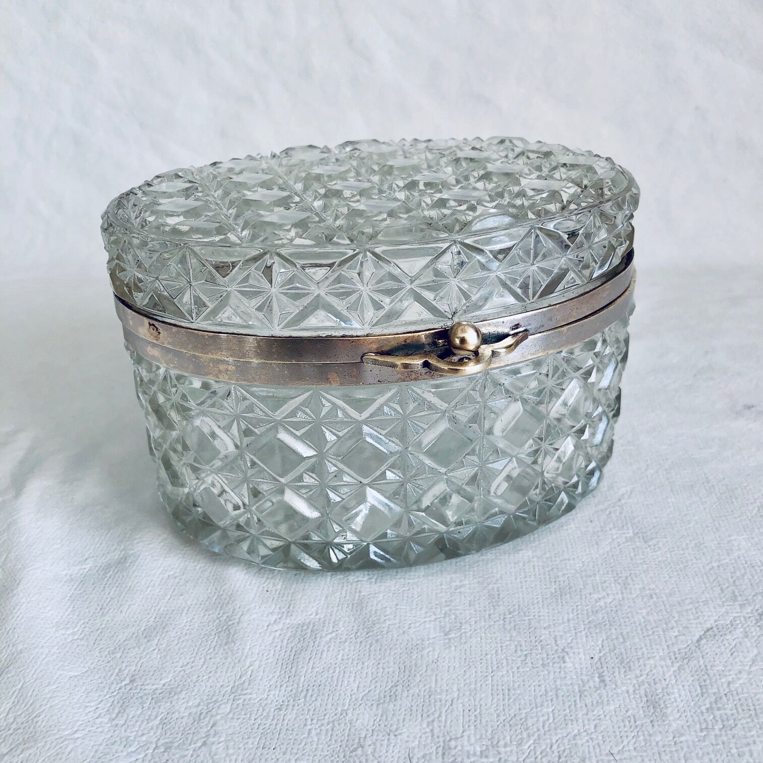 Boite à bijoux en verre taillé et laiton argenté
