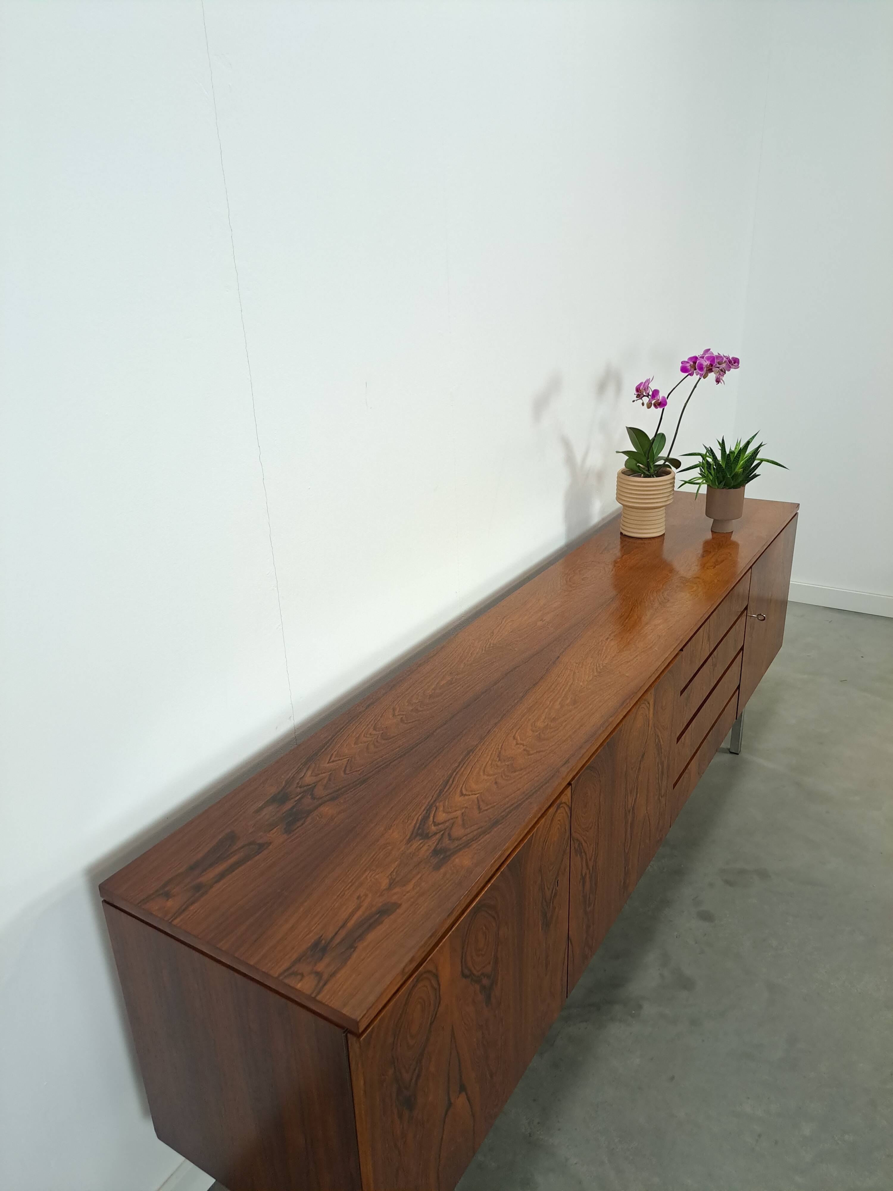 Dressoir rio palissandre plus fin avec chromen poten en lades