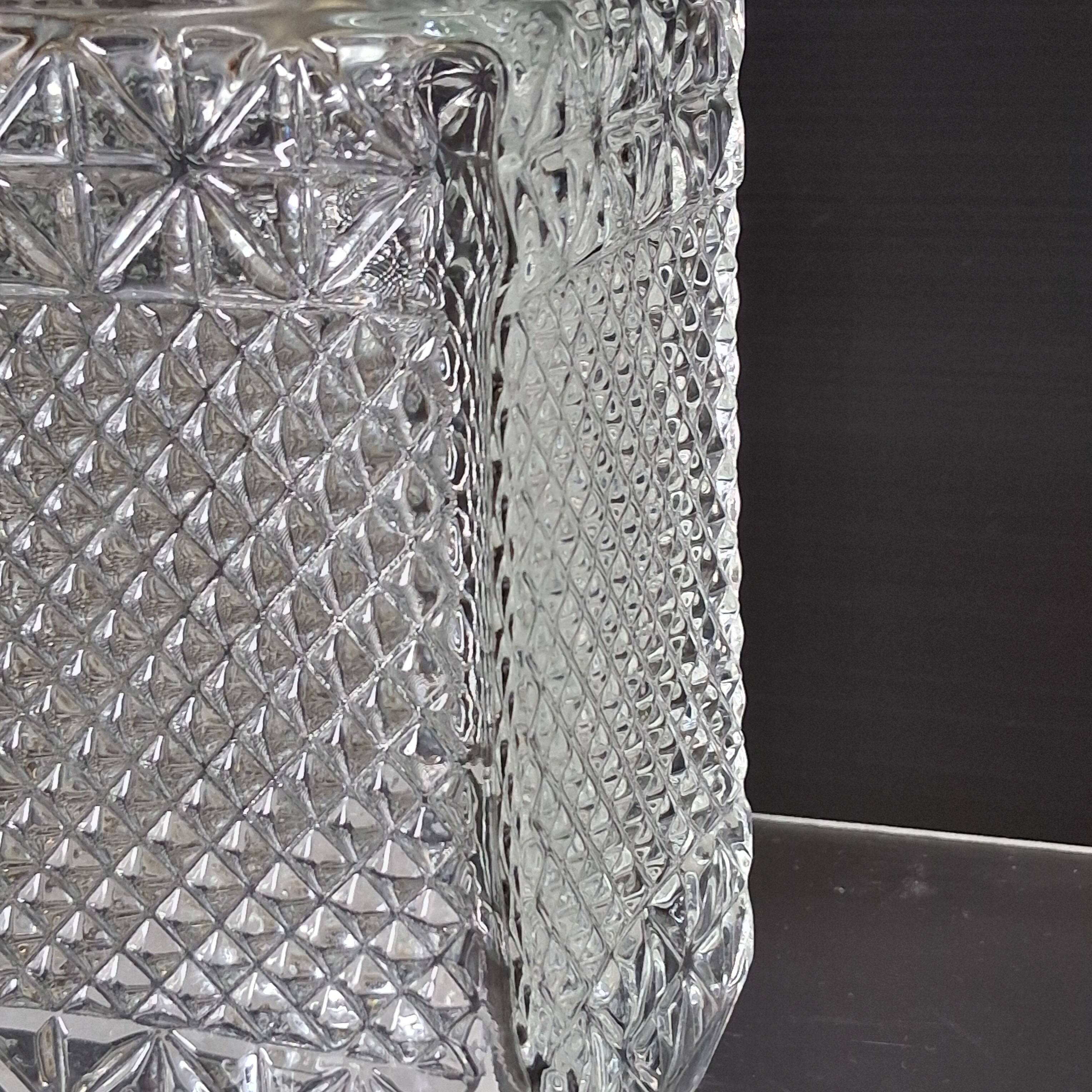 Very nice whisky/juice carafe in glass in very good condition.
