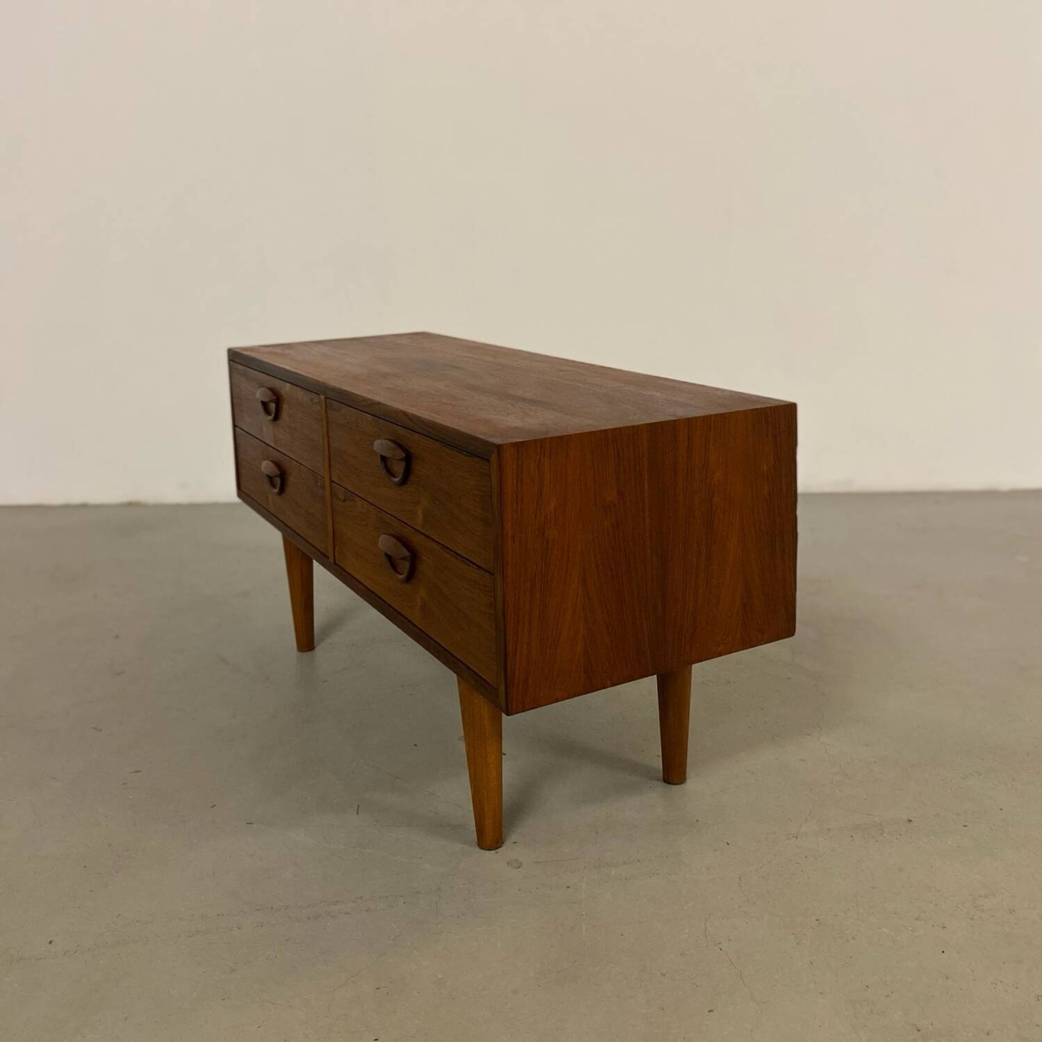 Petite commode en palissandre par Kai Kristiansen années 60