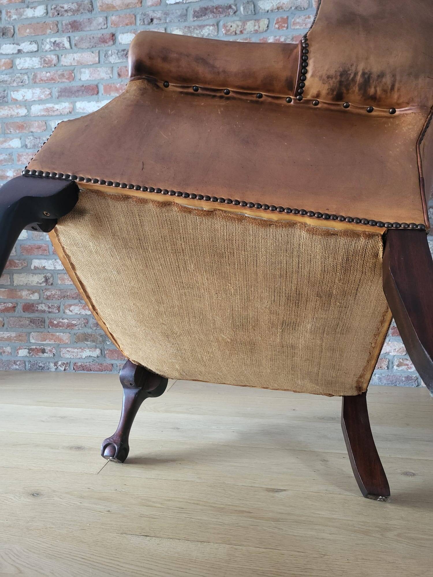 Antieke cuir Chesterfield wingback ourfauteuil Chippendale style cognac