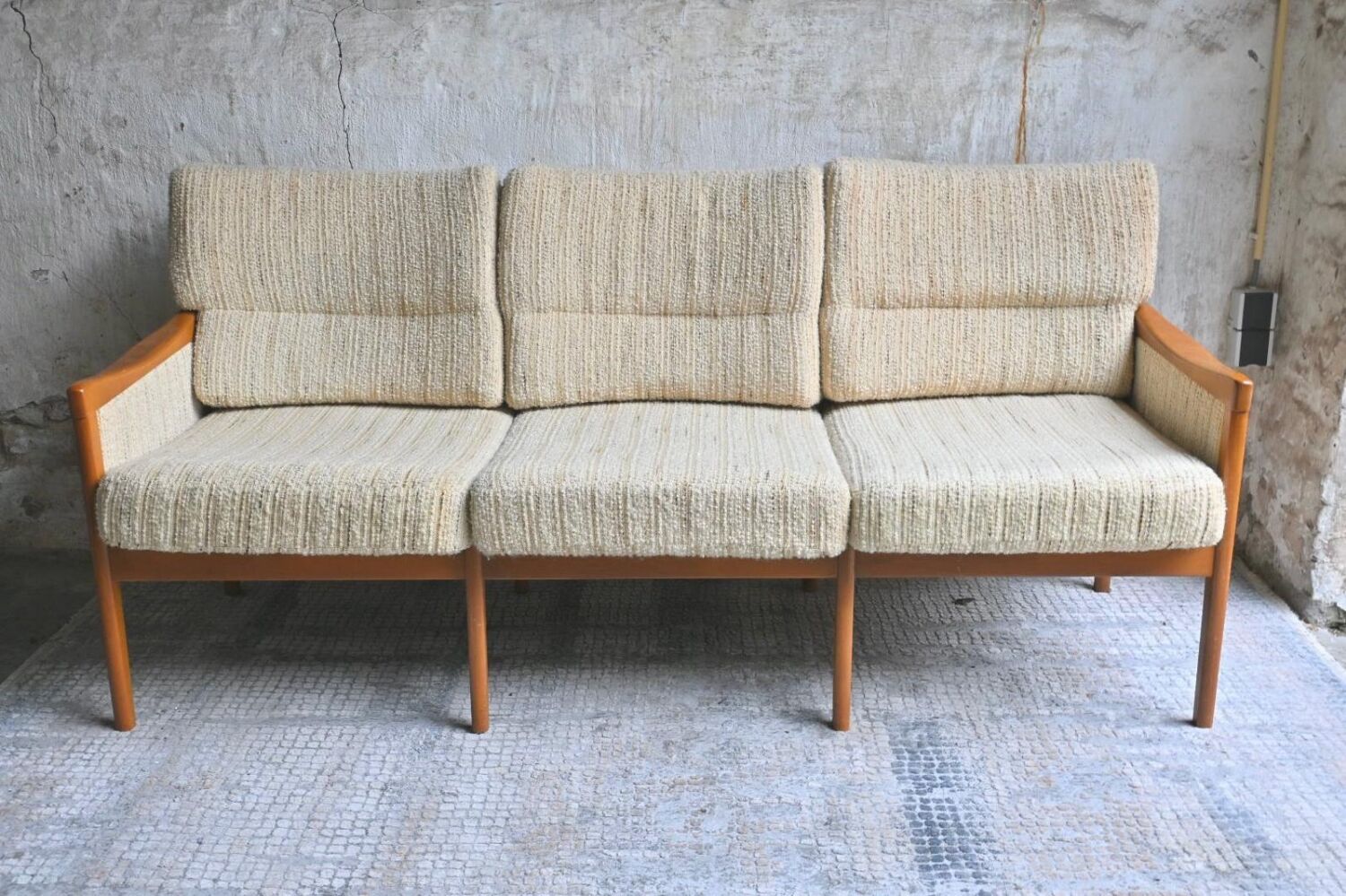Canapé 3 places Mid-Century Design Scandinave Teck et Tissu