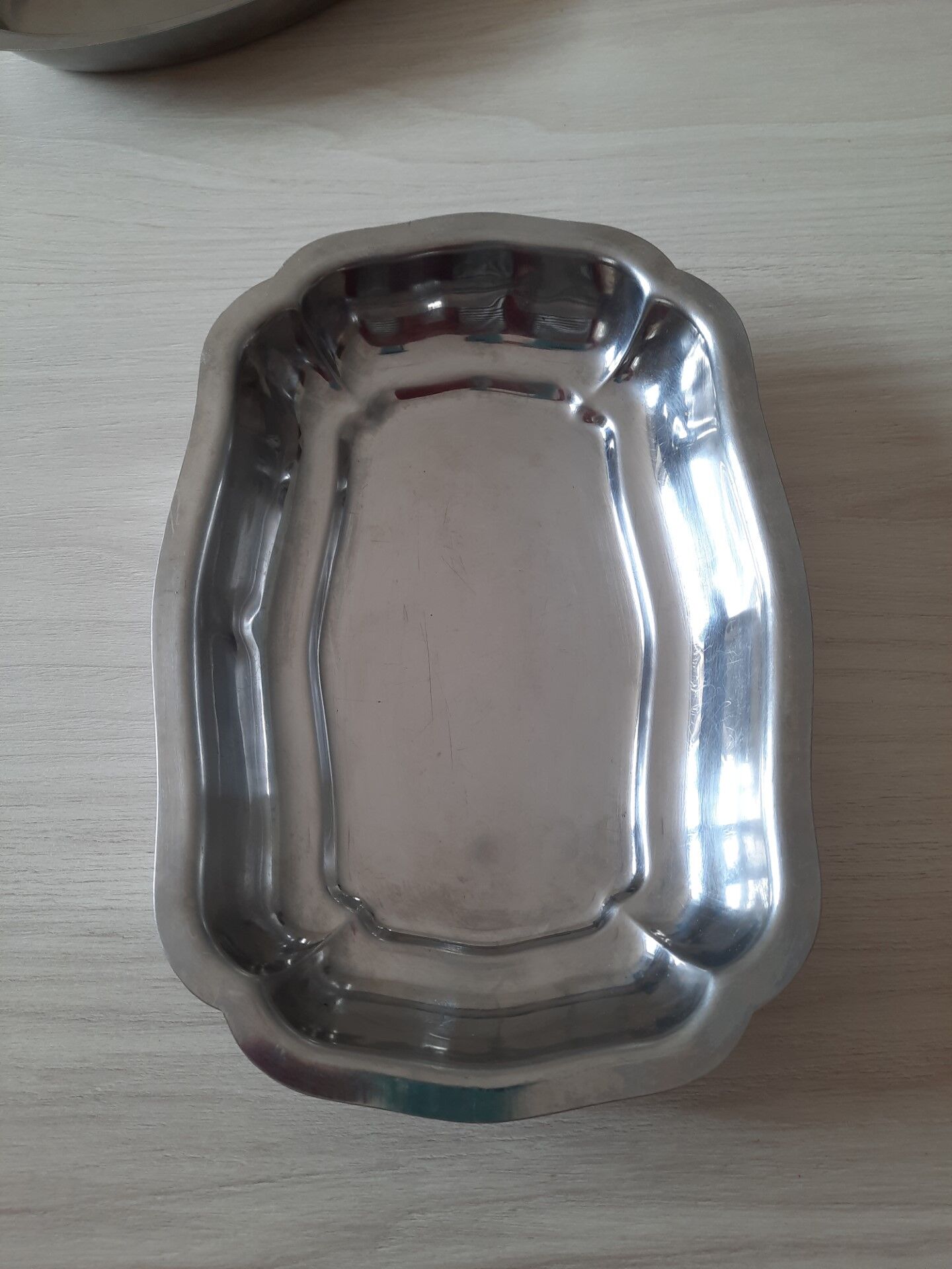 Set of 3 dishes and 1 stainless steel pitcher