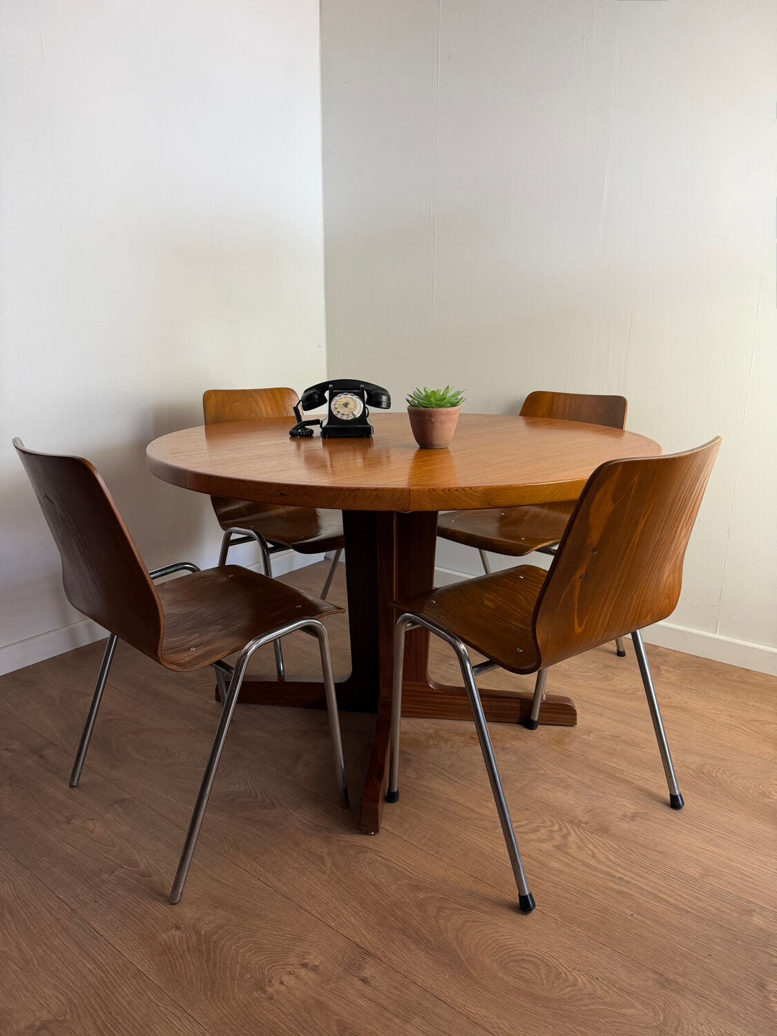 Table ronde salle à manger vintage